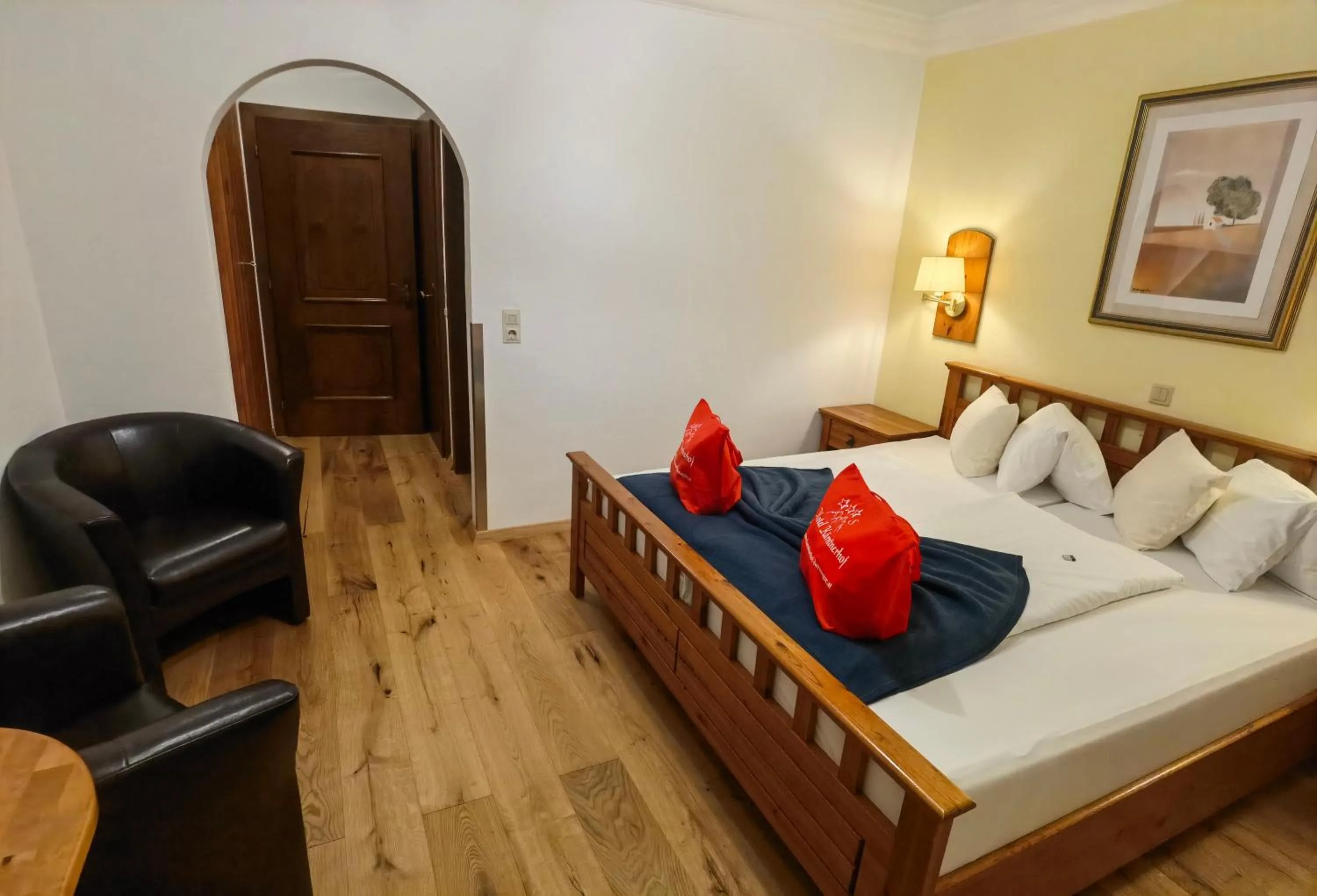 Photo of the whole room, Bed in Hotel Kärntnerhof & Suiten 3-Stern Superior