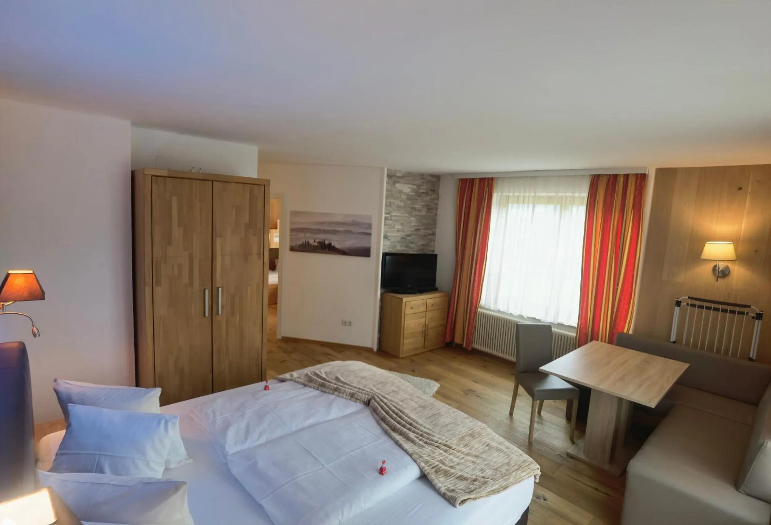 Living room, Bed in Hotel Kärntnerhof & Suiten 3-Stern Superior