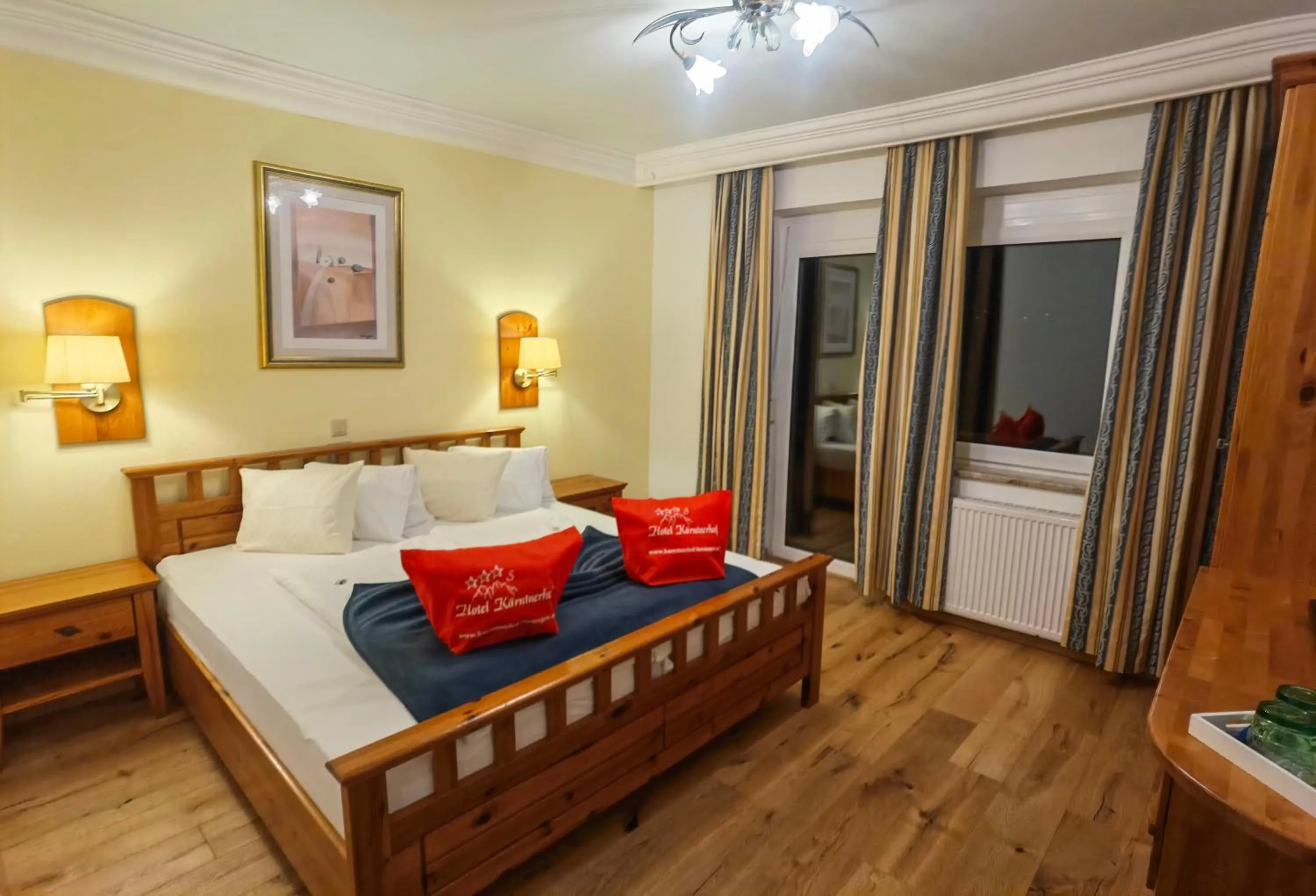 Photo of the whole room, Bed in Hotel Kärntnerhof & Suiten 3-Stern Superior