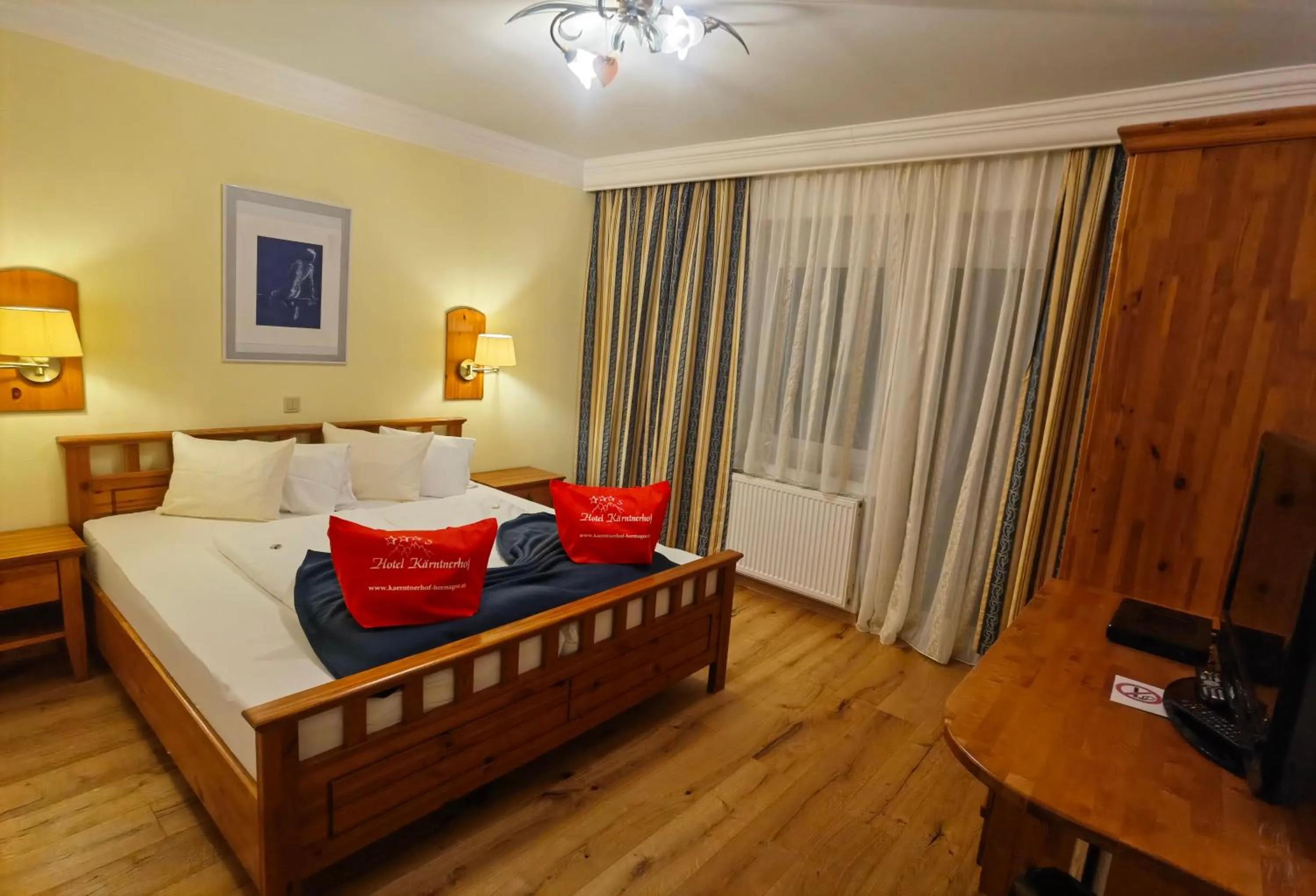 Photo of the whole room, Bed in Hotel Kärntnerhof & Suiten 3-Stern Superior