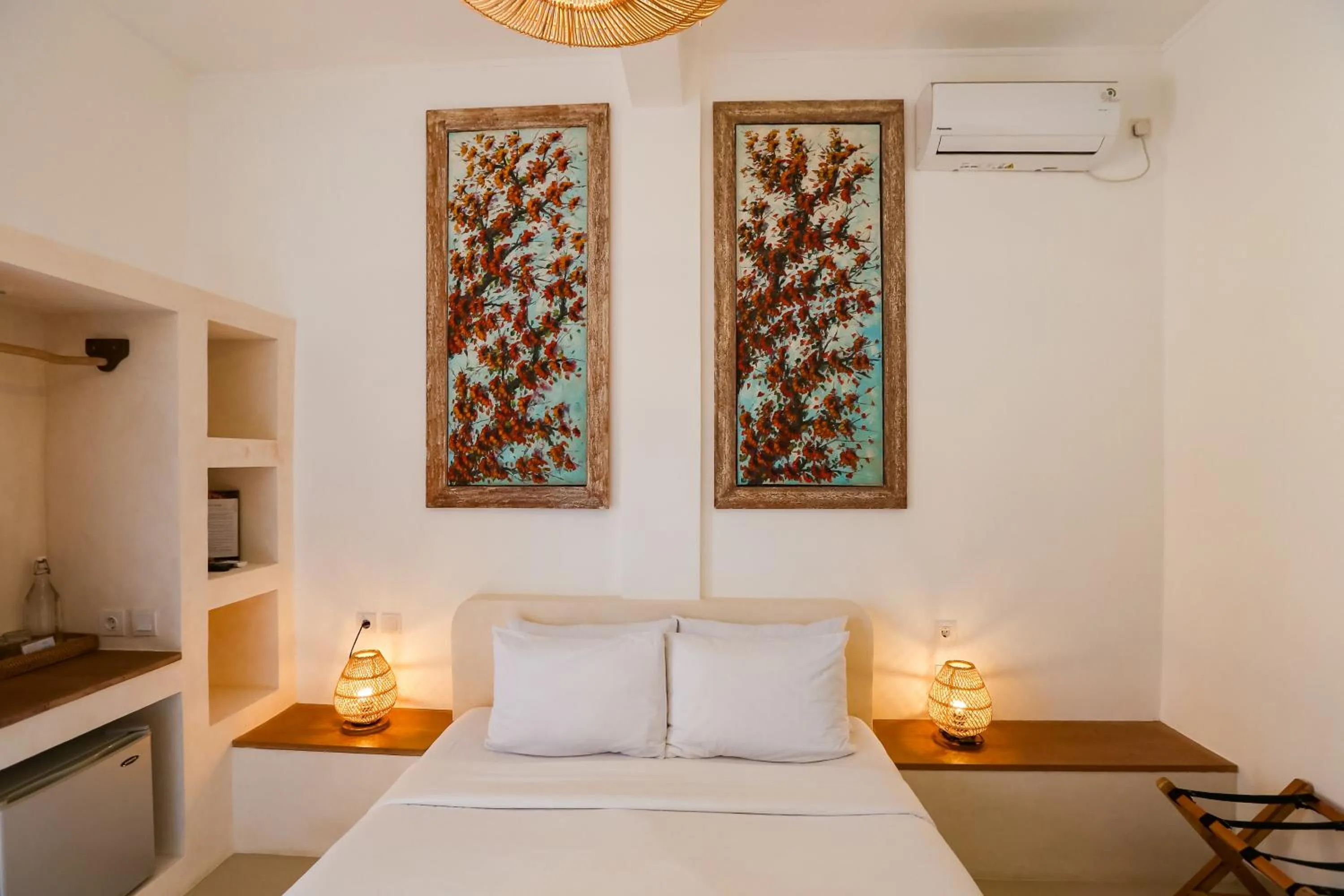 Photo of the whole room, Bed in Green Banana