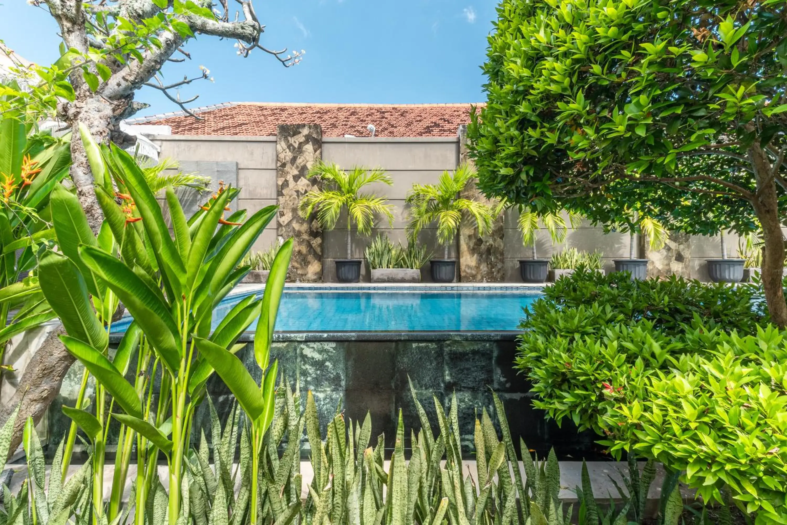 Garden in Svarna Suites Seminyak Garden in Svarna Suites Seminyak