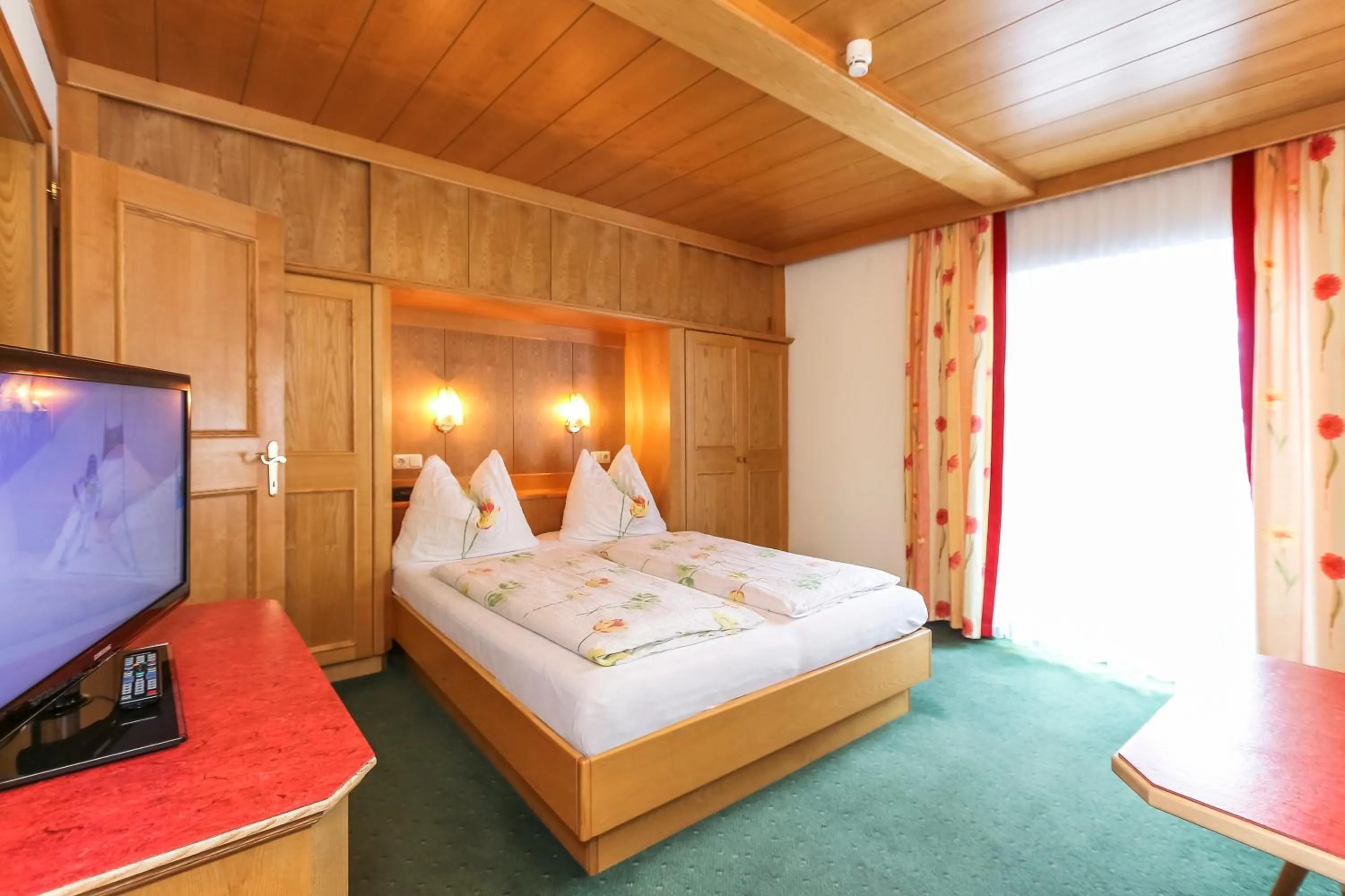 Photo of the whole room, Bed in Alpenhotel Tauernstüberl