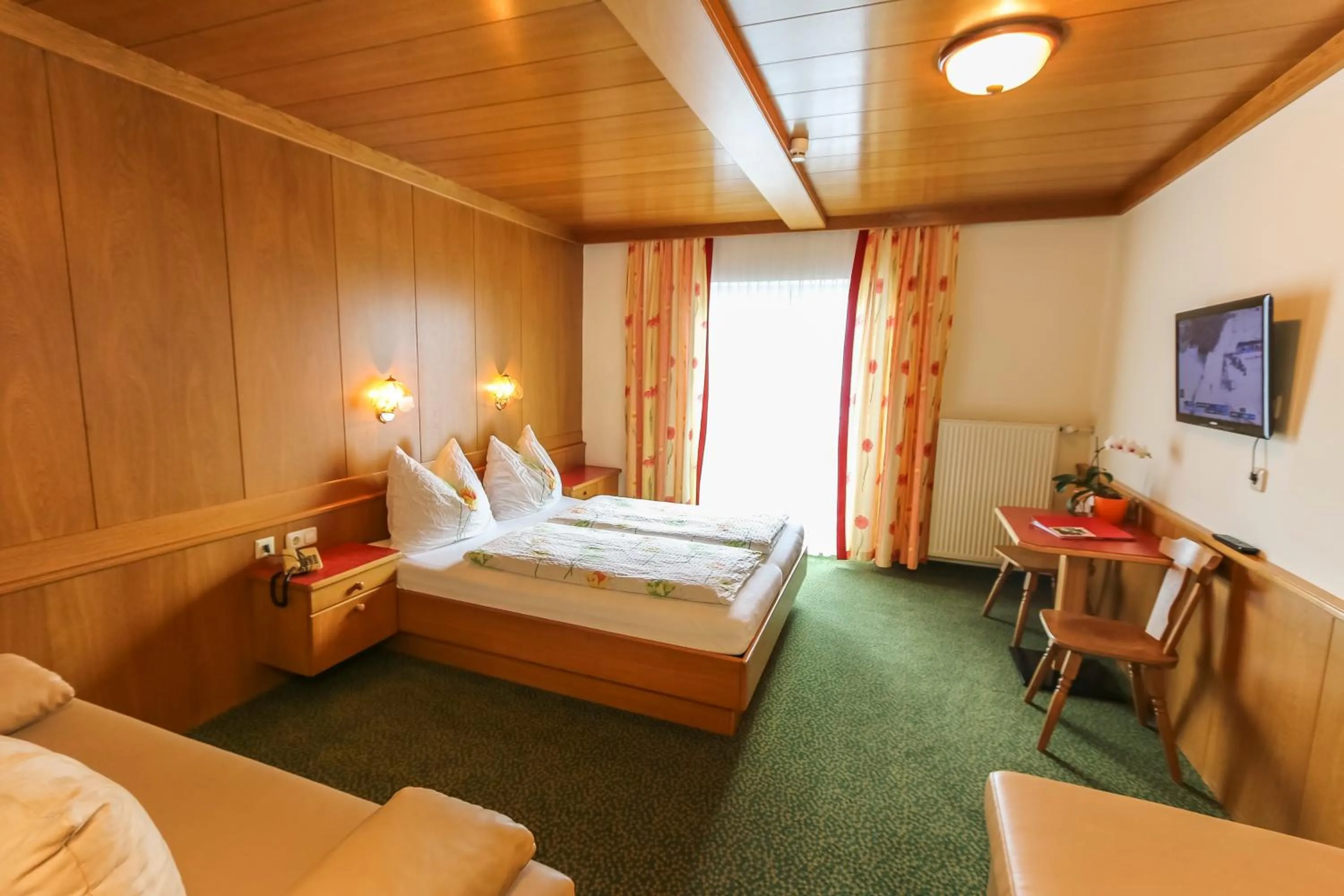 Photo of the whole room, Bed in Alpenhotel Tauernstüberl