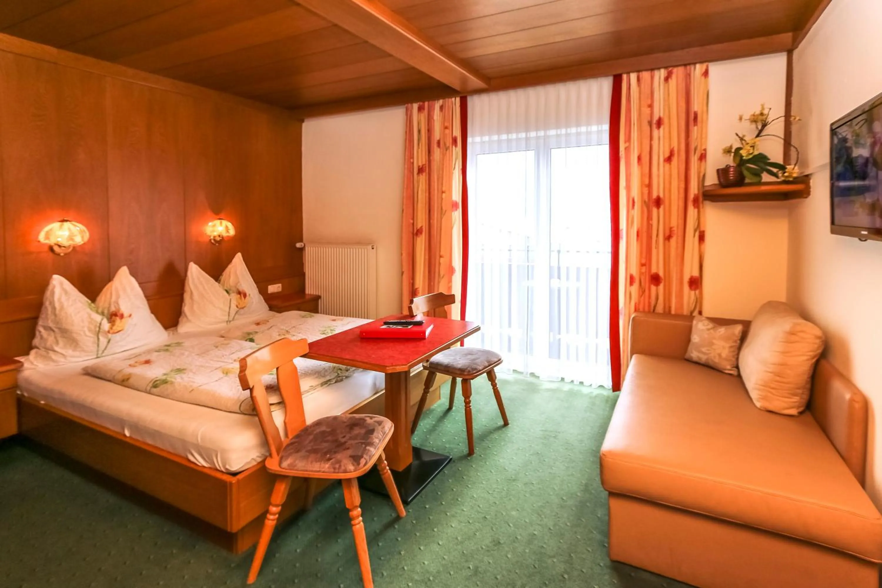 Photo of the whole room, Bed in Alpenhotel Tauernstüberl