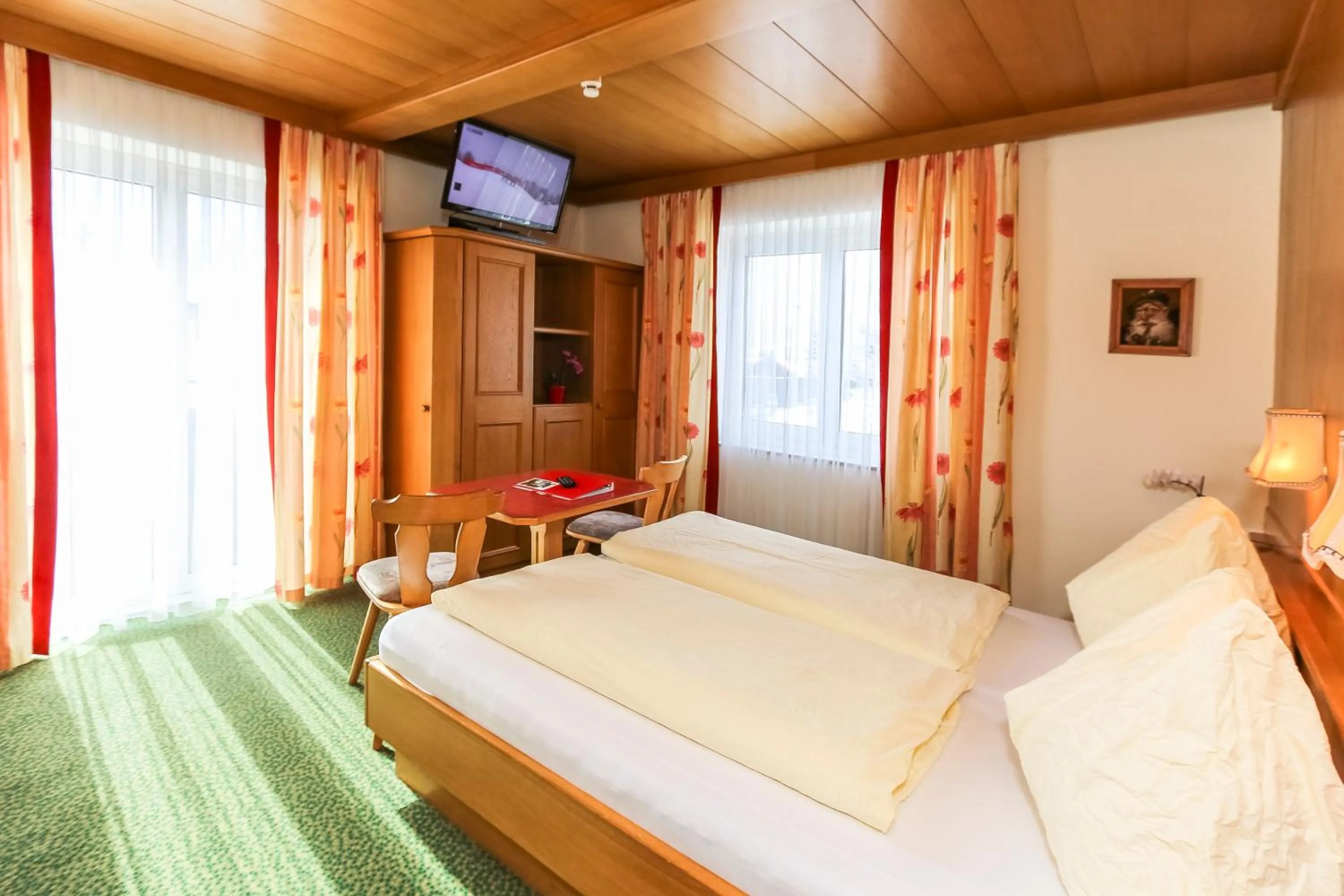 Photo of the whole room, Bed in Alpenhotel Tauernstüberl