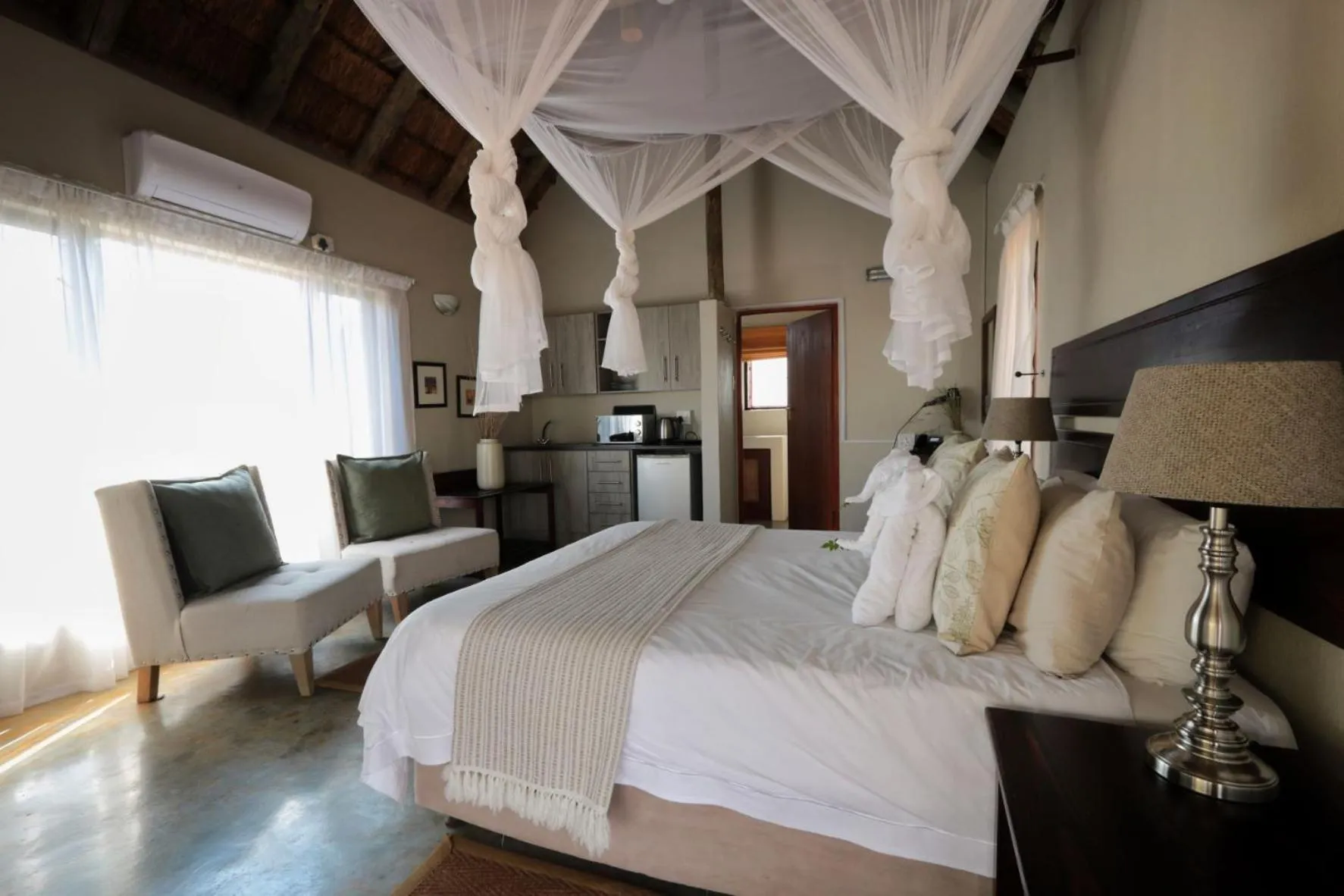 Bed in Tshukudu Game Lodge