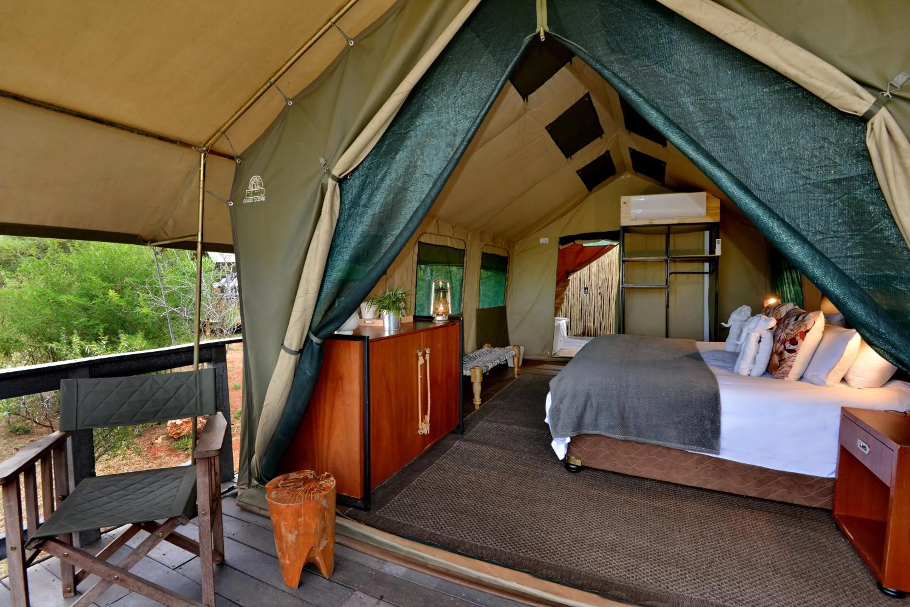 Bed in Tshukudu Game Lodge