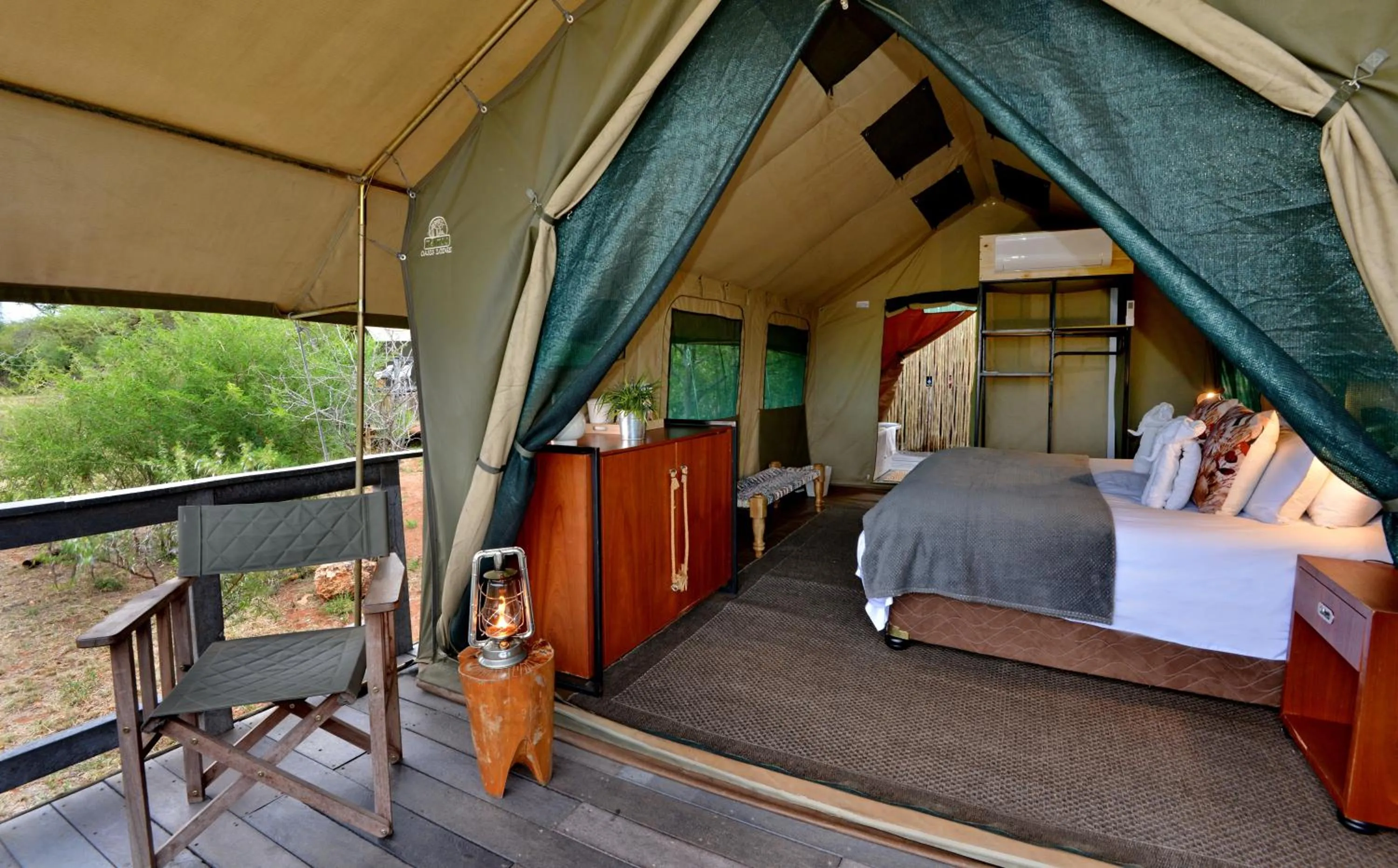 Bed in Tshukudu Game Lodge