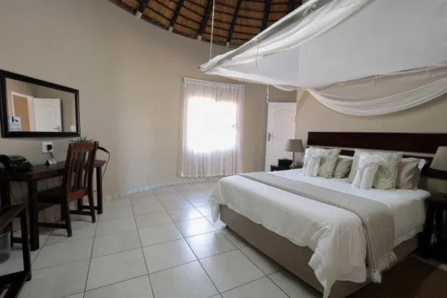 Bed in Tshukudu Game Lodge