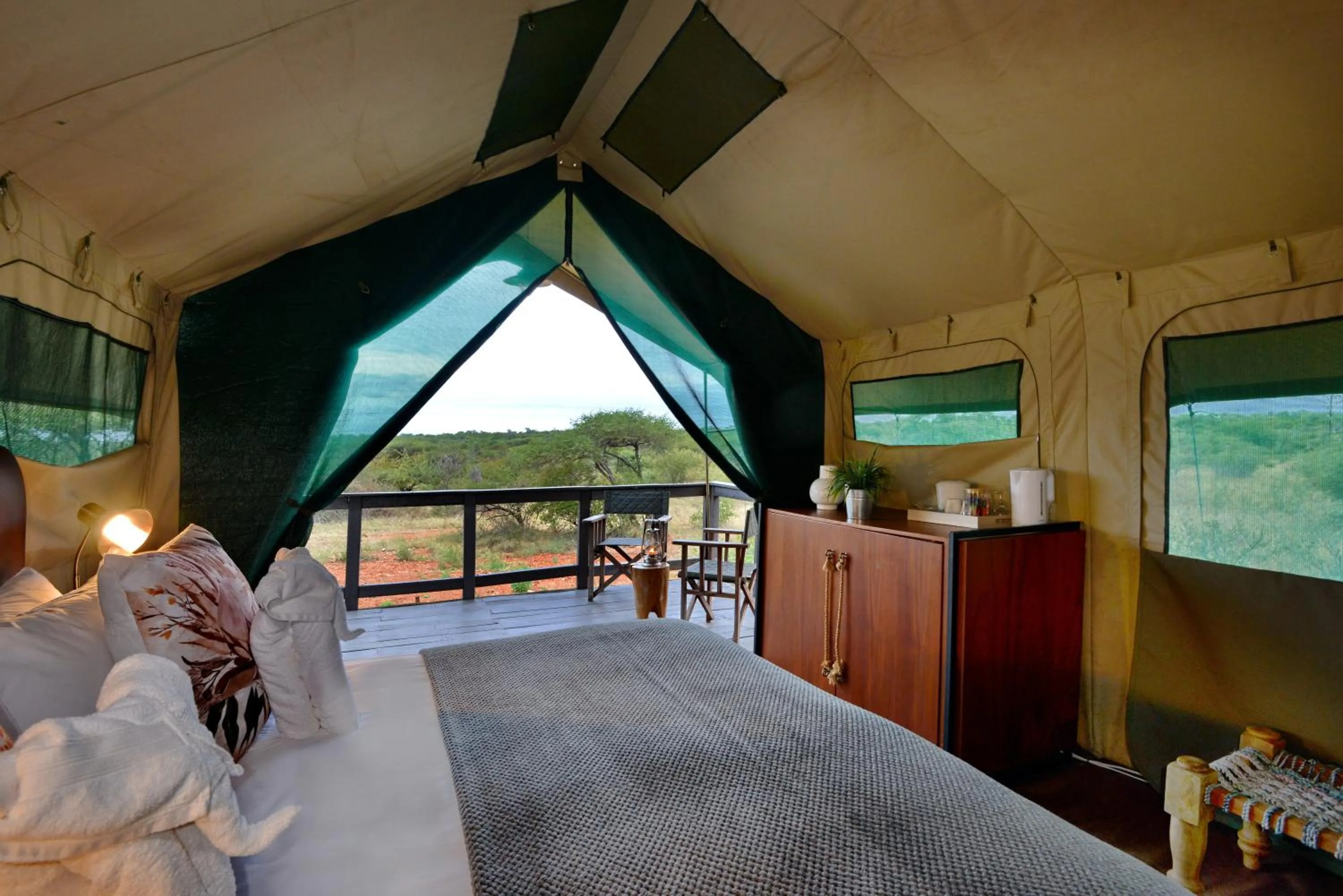 Bed in Tshukudu Game Lodge