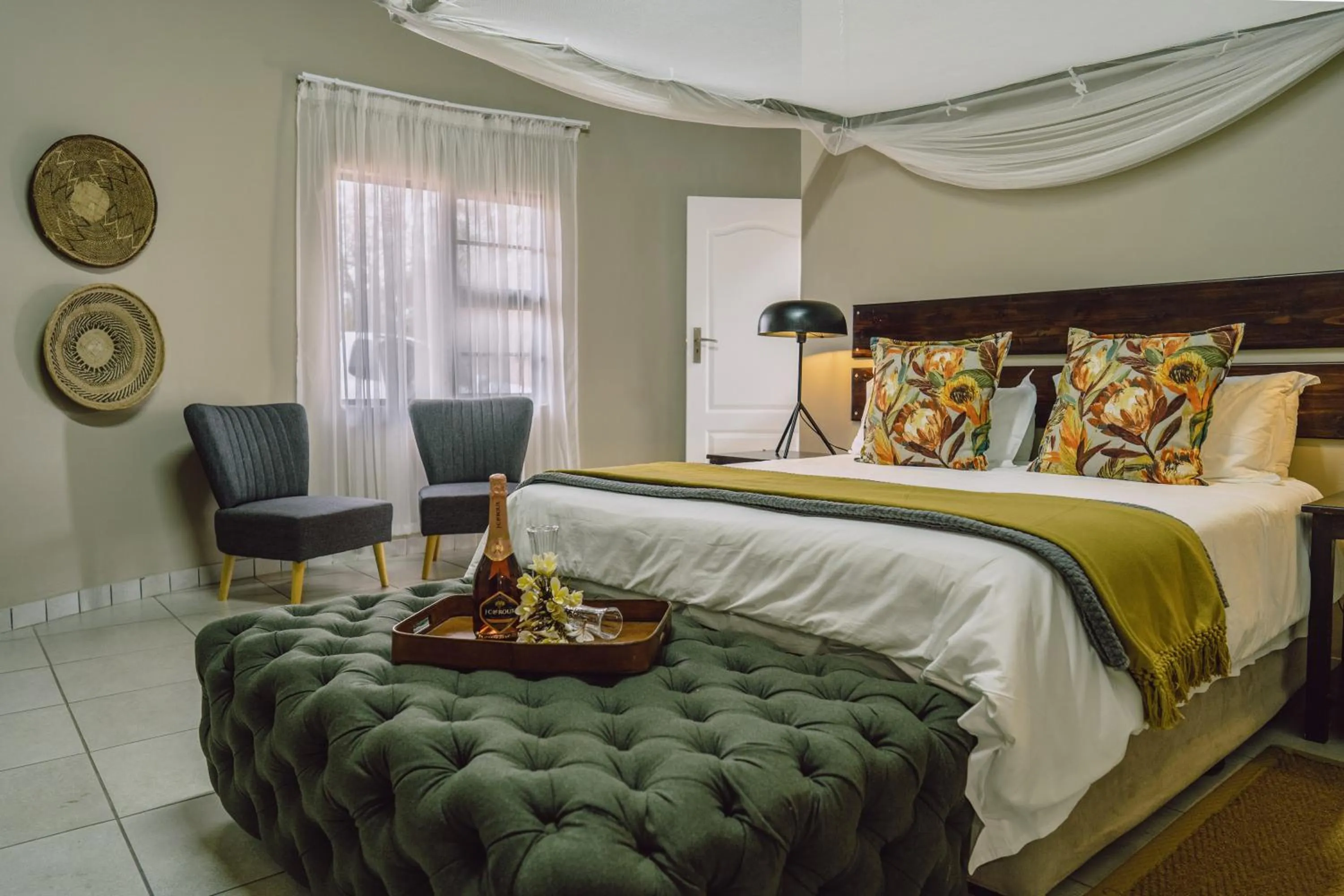 Bedroom, Bed in Tshukudu Game Lodge