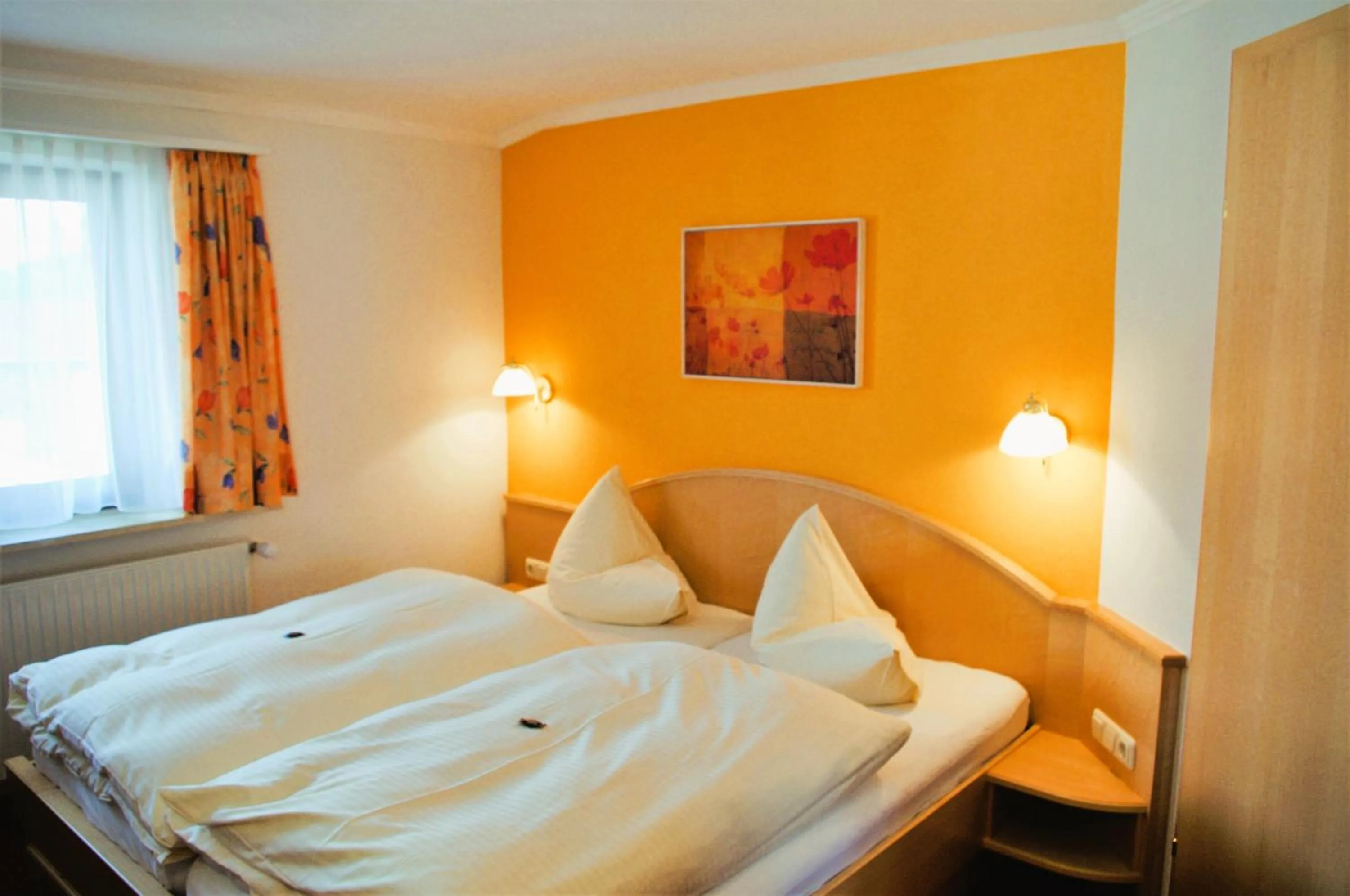 Photo of the whole room, Bed in Die Lilie / Hotel Garni