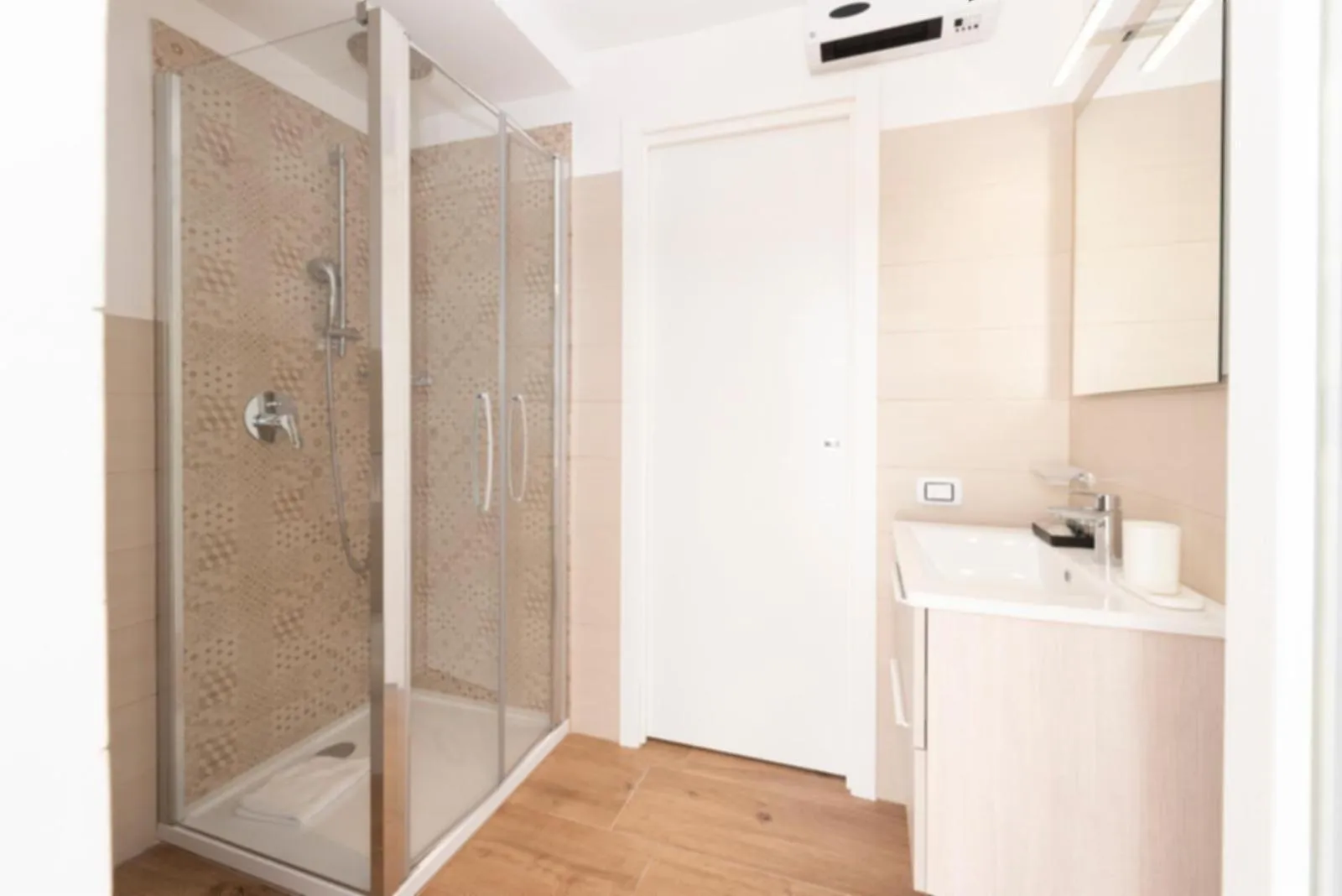 Shower in Aurelia Antica Suites & Apartments