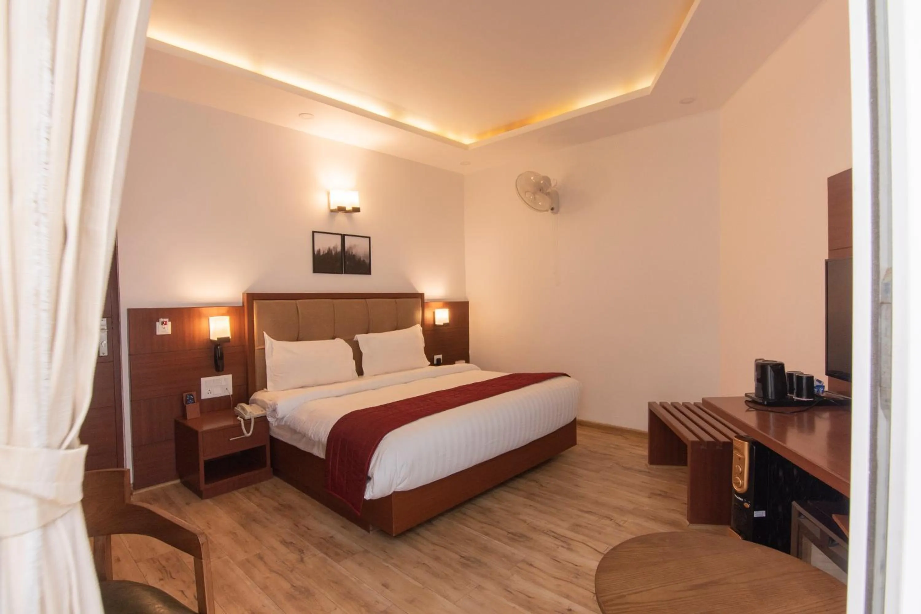 Photo of the whole room, Bed in Himalayan Splendour Resort