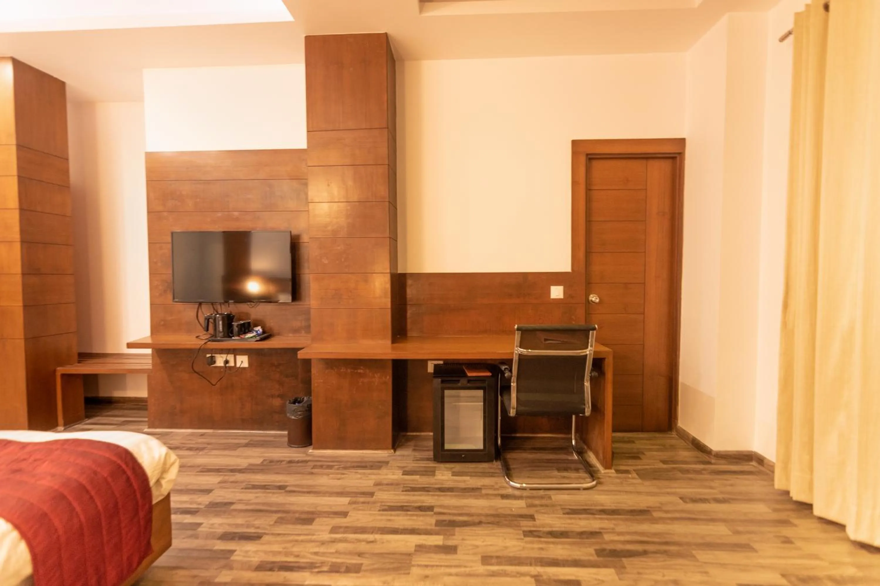 Seating area, Bed in Himalayan Splendour Resort