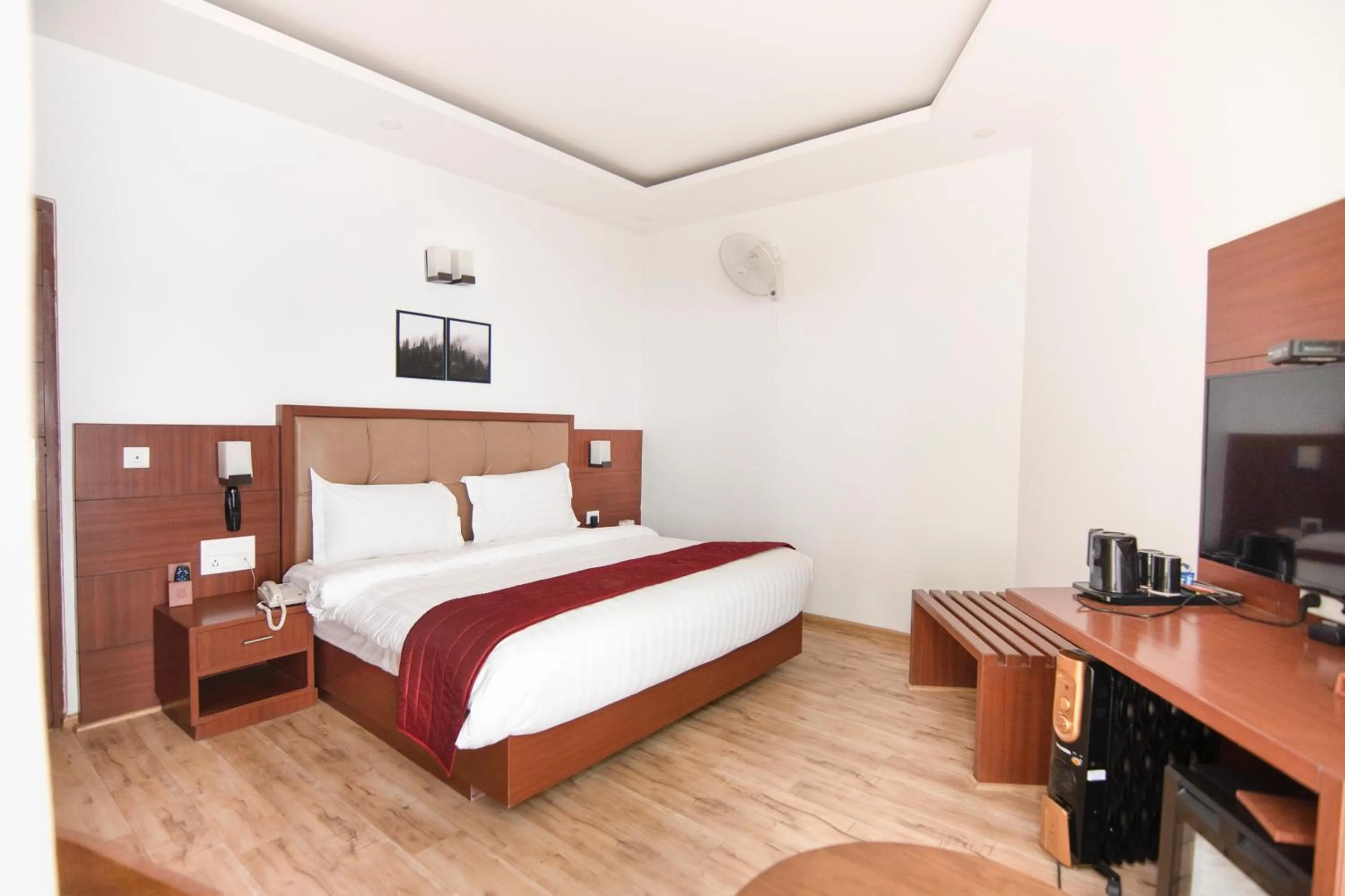 Photo of the whole room, Bed in Himalayan Splendour Resort