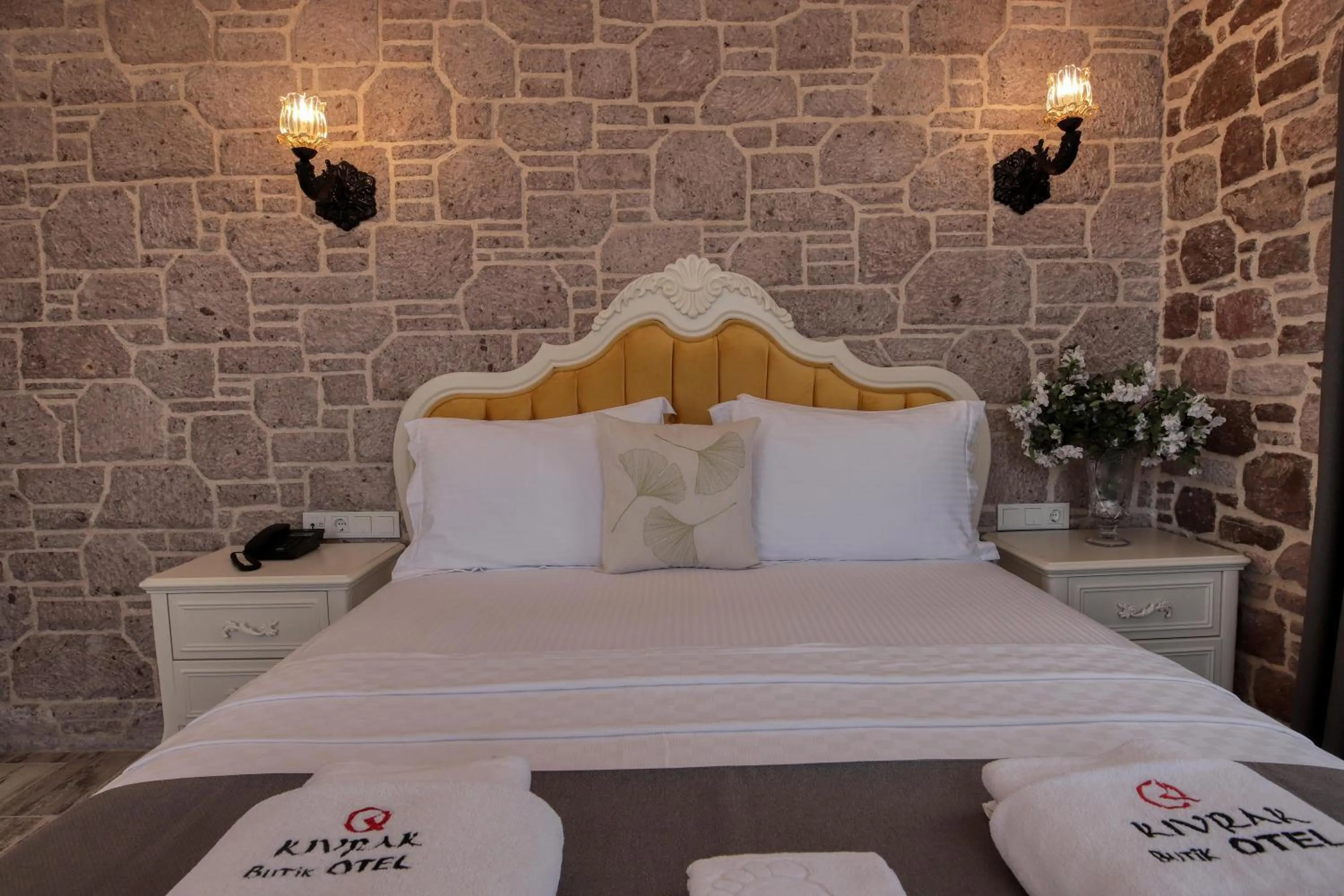 Bed in Cunda Taka