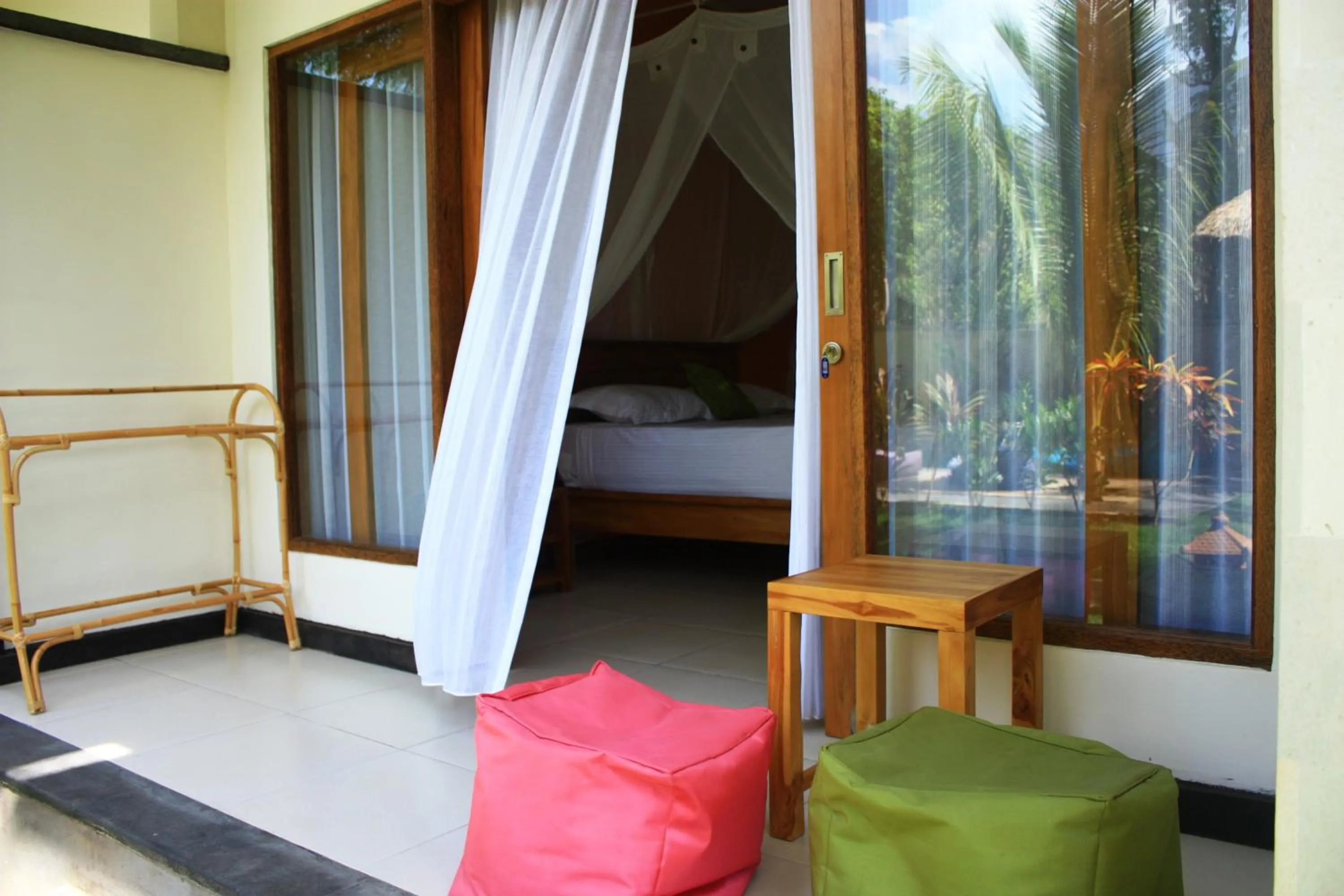 Photo of the whole room, Bed in Arjuna Homestay