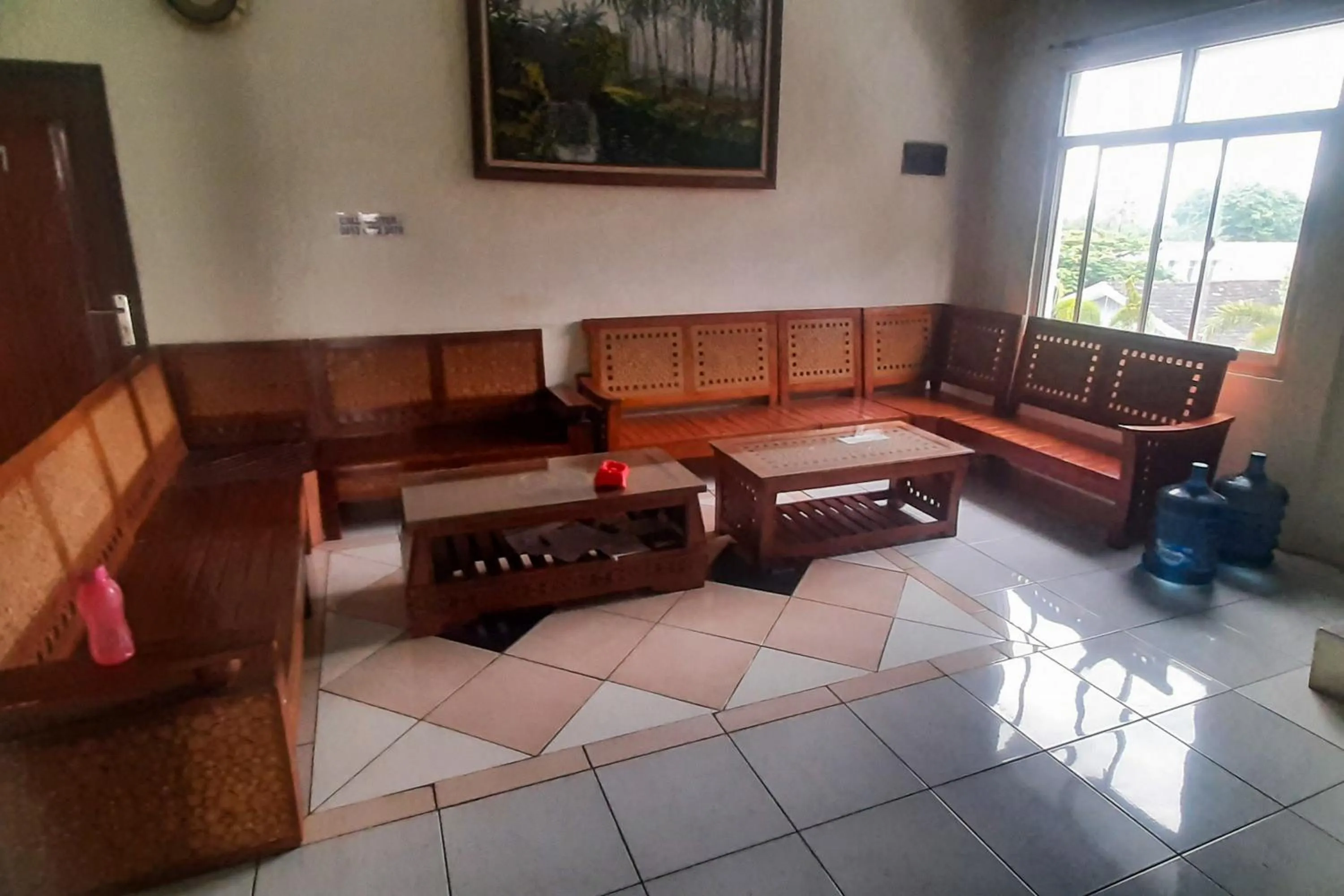 Seating area in RedDoorz Syariah At Penginapan Sederhana Palembang