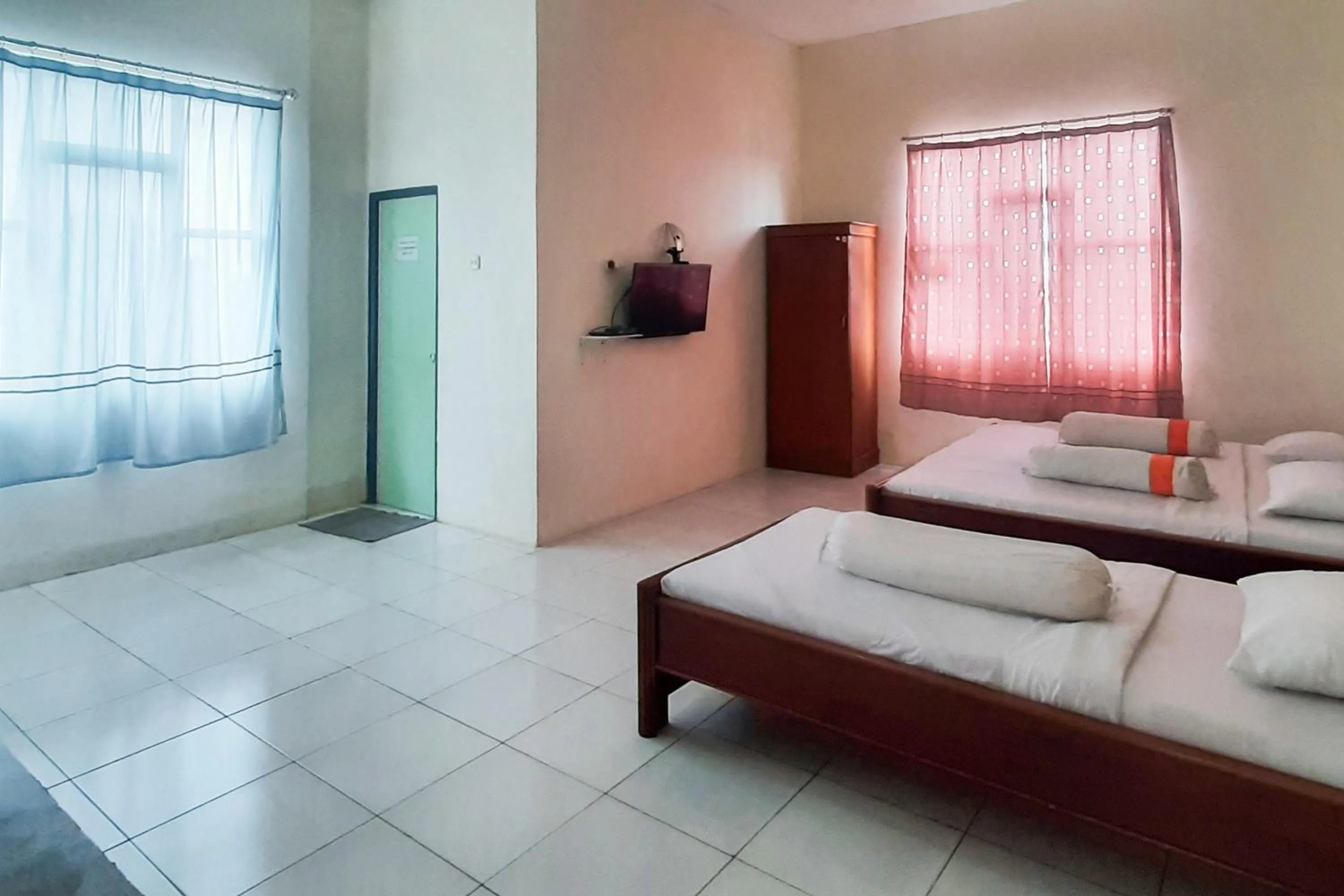 Bed in RedDoorz Syariah At Penginapan Sederhana Palembang