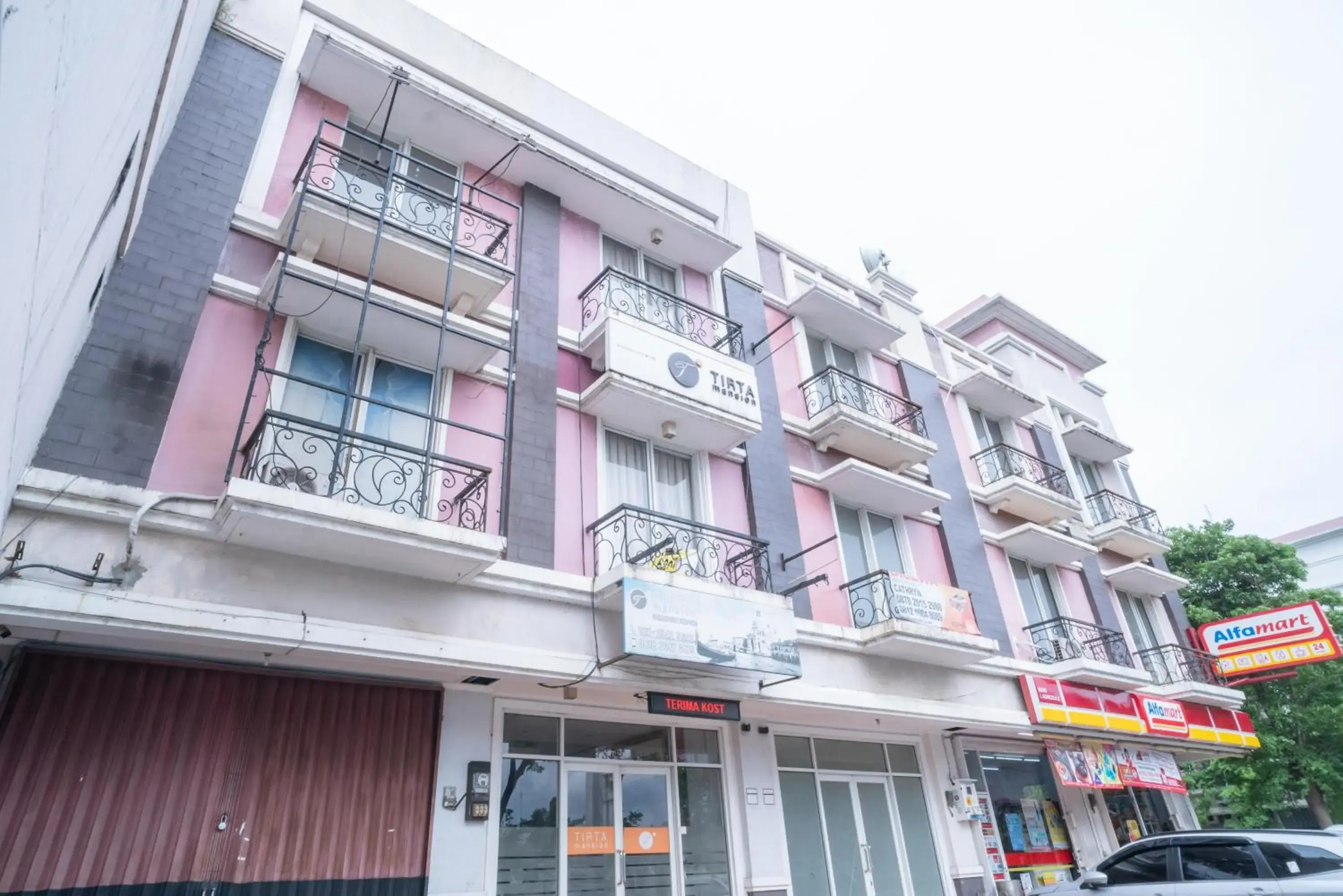 Property building in RedDoorz at Tirta Mansion Paramount Gading Property building in RedDoorz at Tirta Mansion Paramount Gading