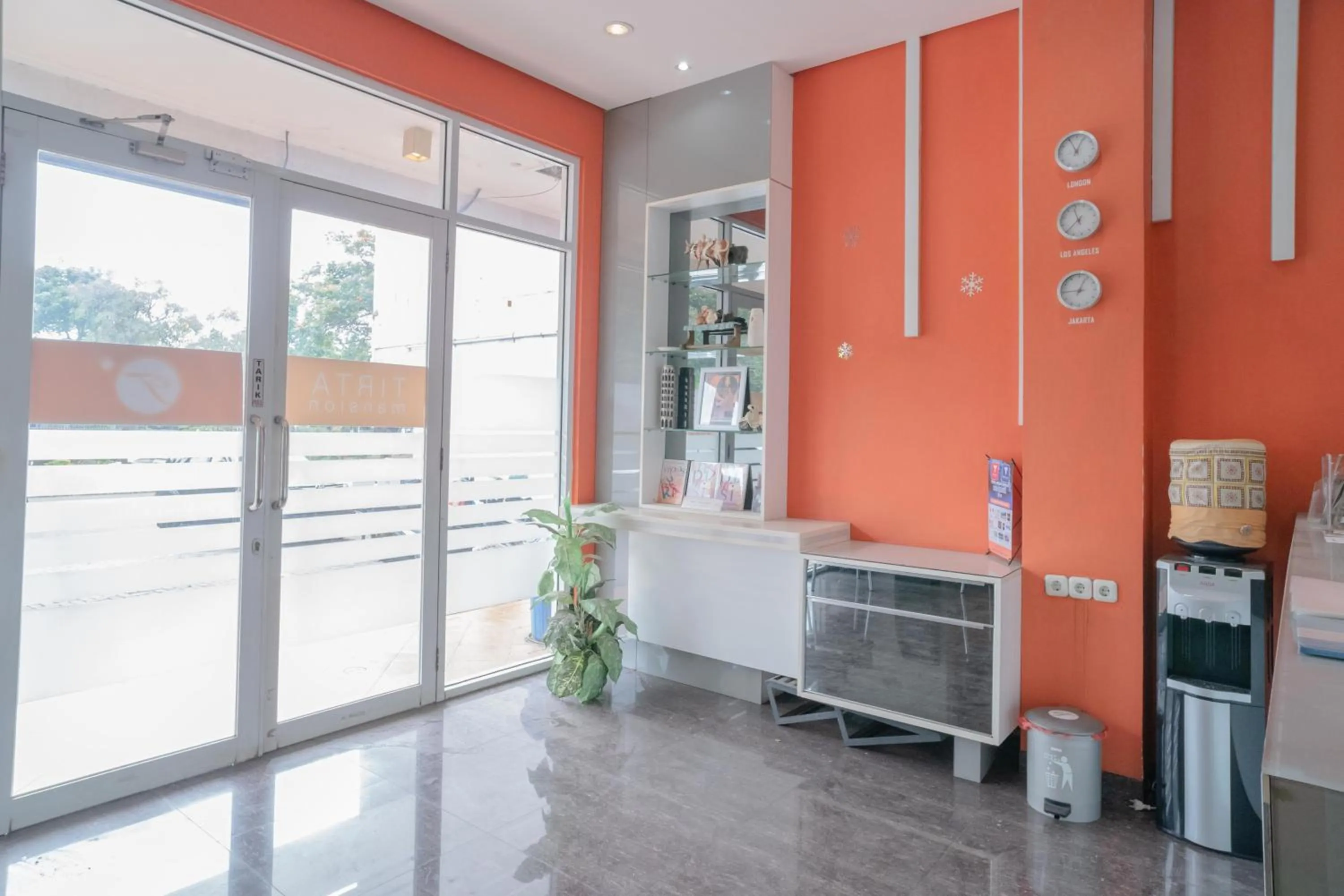 Lobby or reception in RedDoorz at Tirta Mansion Paramount Gading