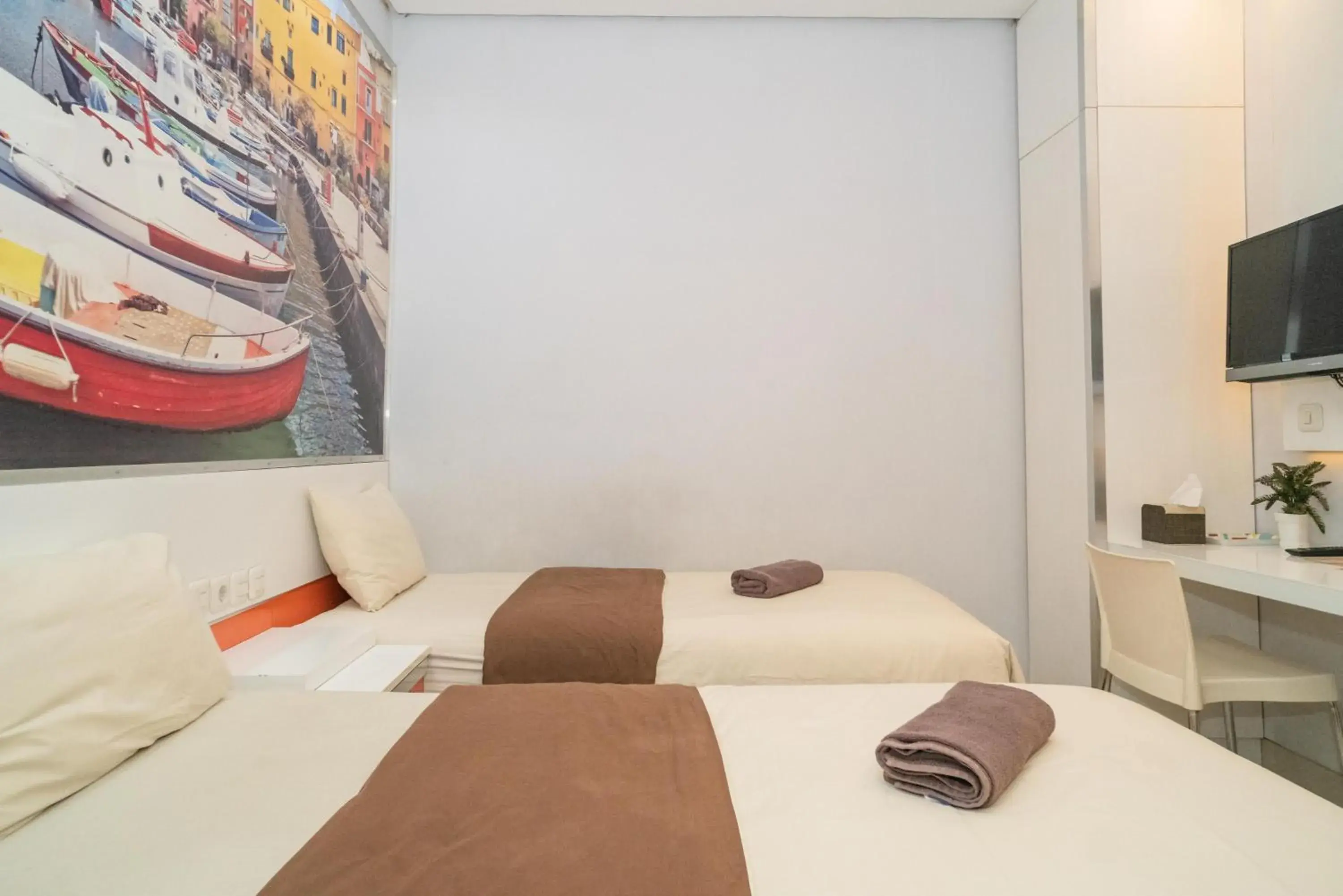 Bed in RedDoorz at Tirta Mansion Paramount Gading Bed in RedDoorz at Tirta Mansion Paramount Gading