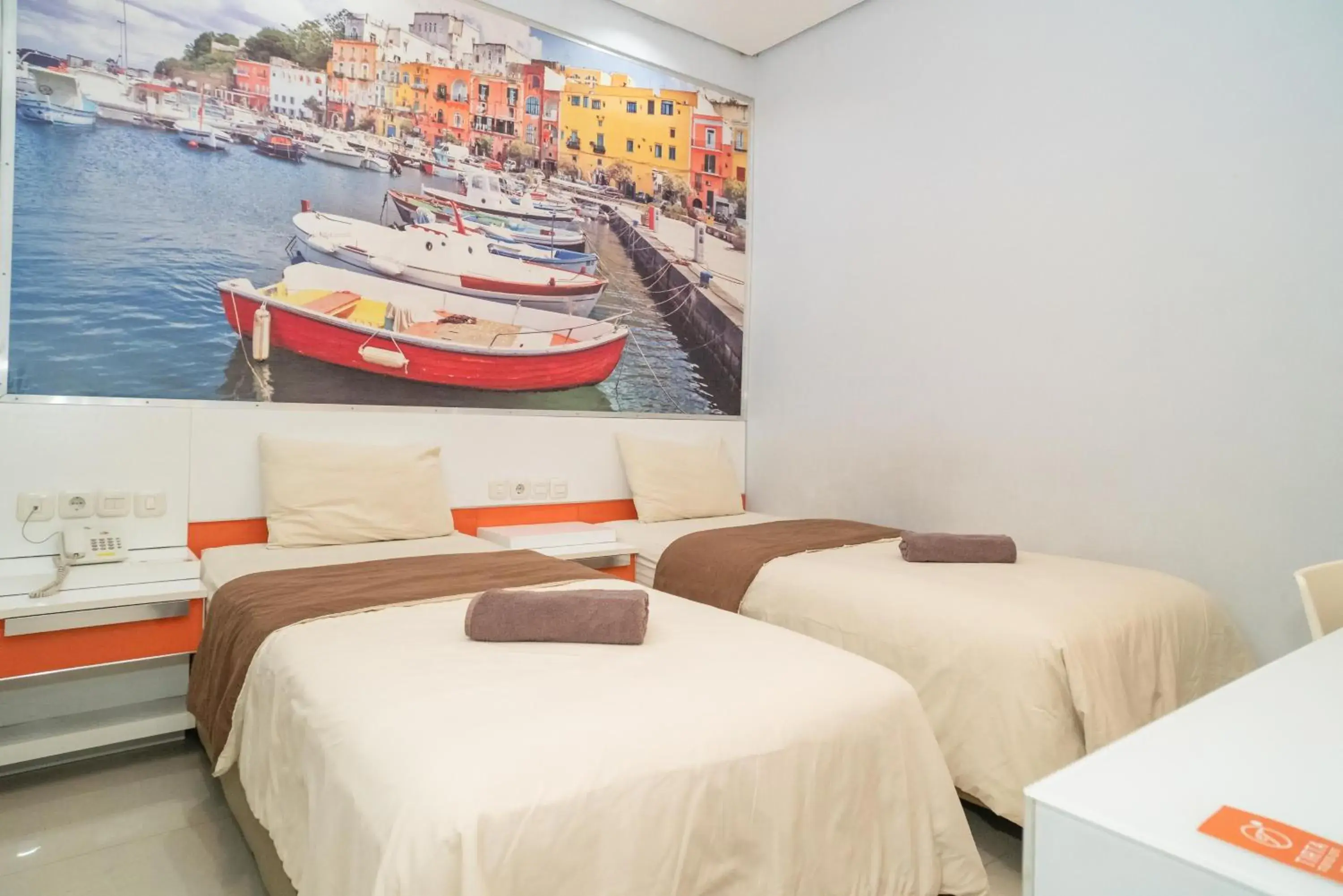 Twin Room in RedDoorz at Tirta Mansion Paramount Gading Twin Room in RedDoorz at Tirta Mansion Paramount Gading