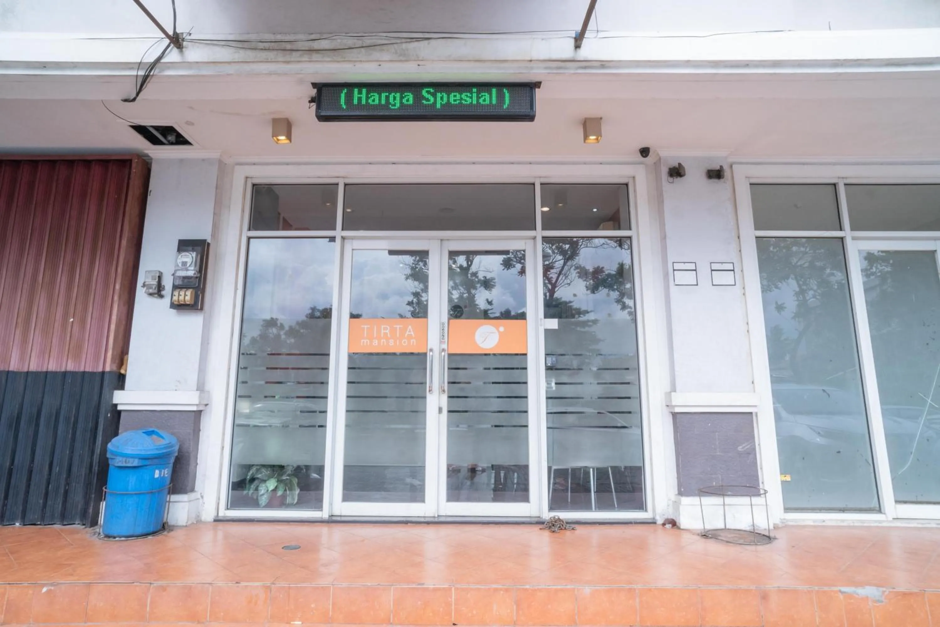 Facade/entrance in RedDoorz at Tirta Mansion Paramount Gading