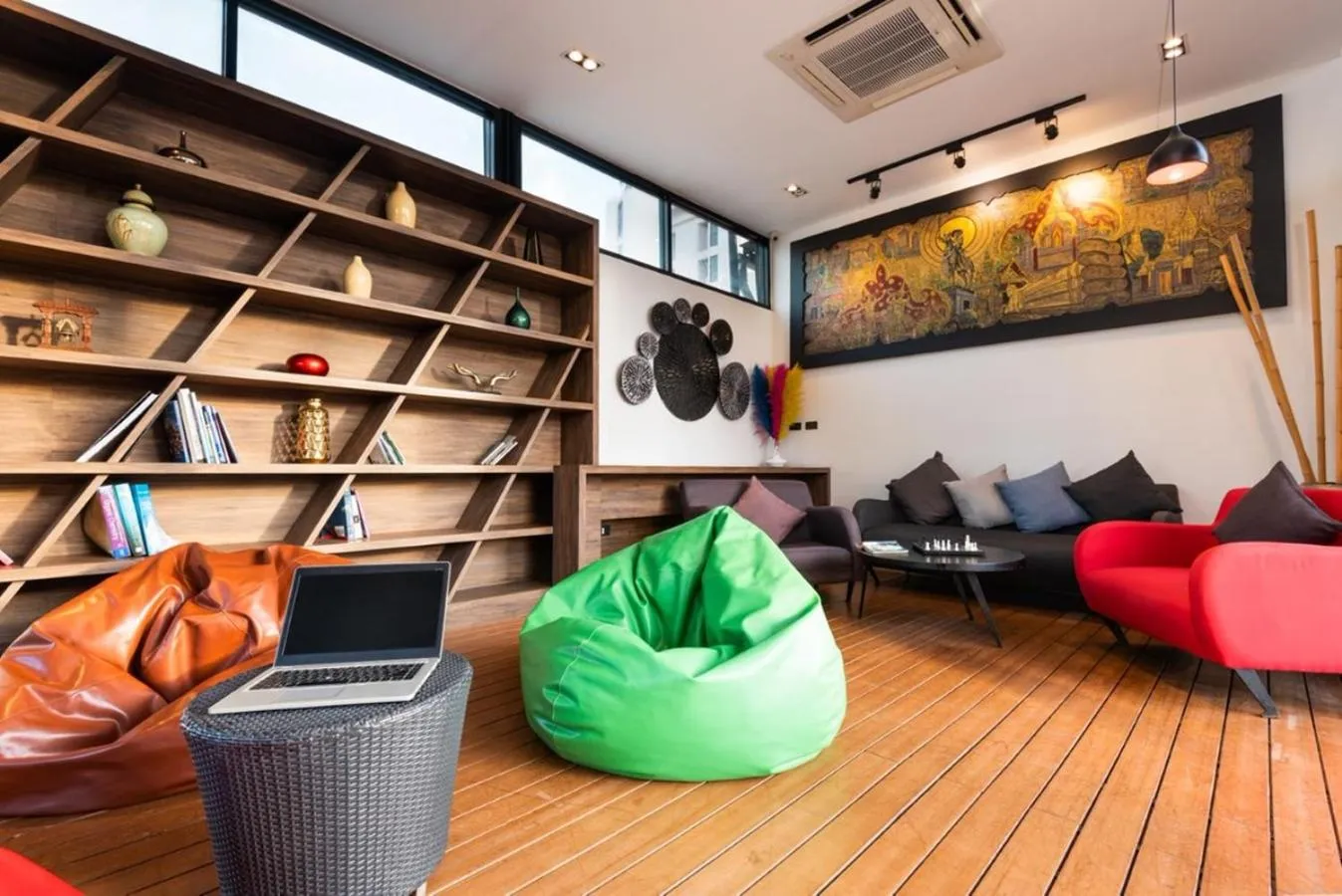 Communal lounge/ TV room in Maitria Mode Sukhumvit 15 Bangkok - A Chatrium Collection