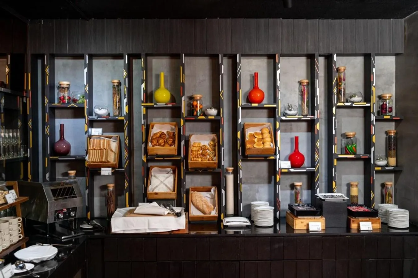 Restaurant/places to eat in Maitria Mode Sukhumvit 15 Bangkok - A Chatrium Collection