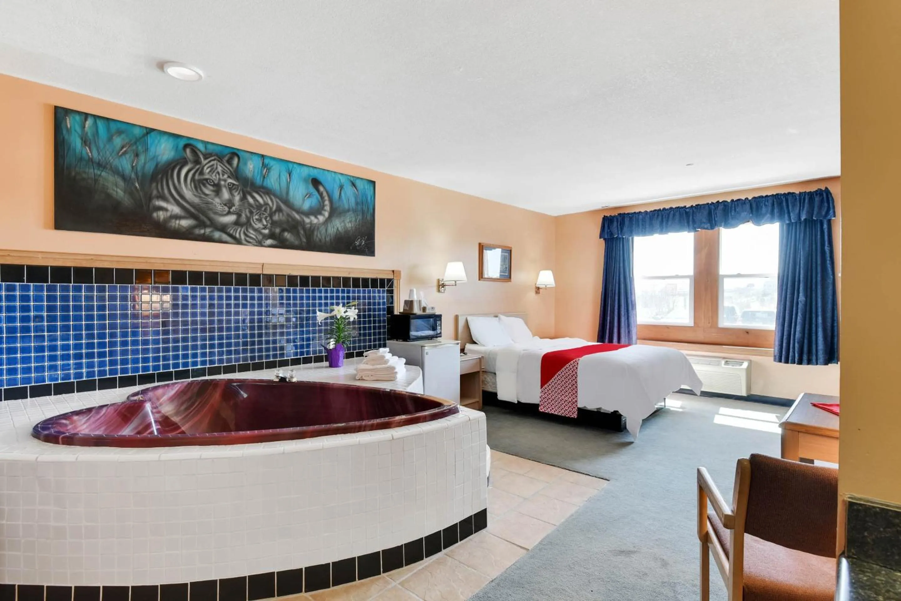 Bedroom in Casa Loma Inn & Suites by OYO Davenport IA near I-80