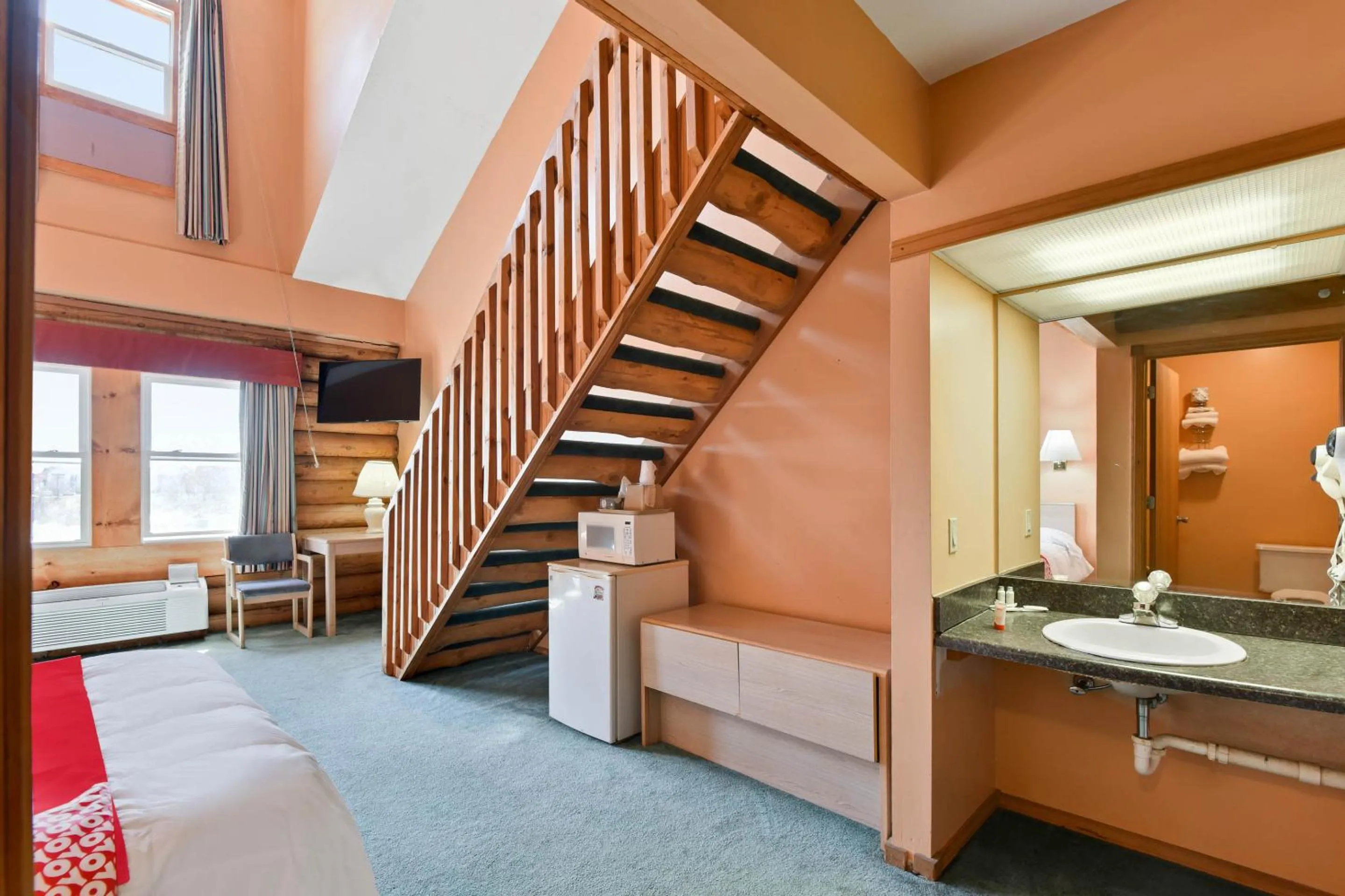 Bedroom in Casa Loma Inn & Suites by OYO Davenport IA near I-80