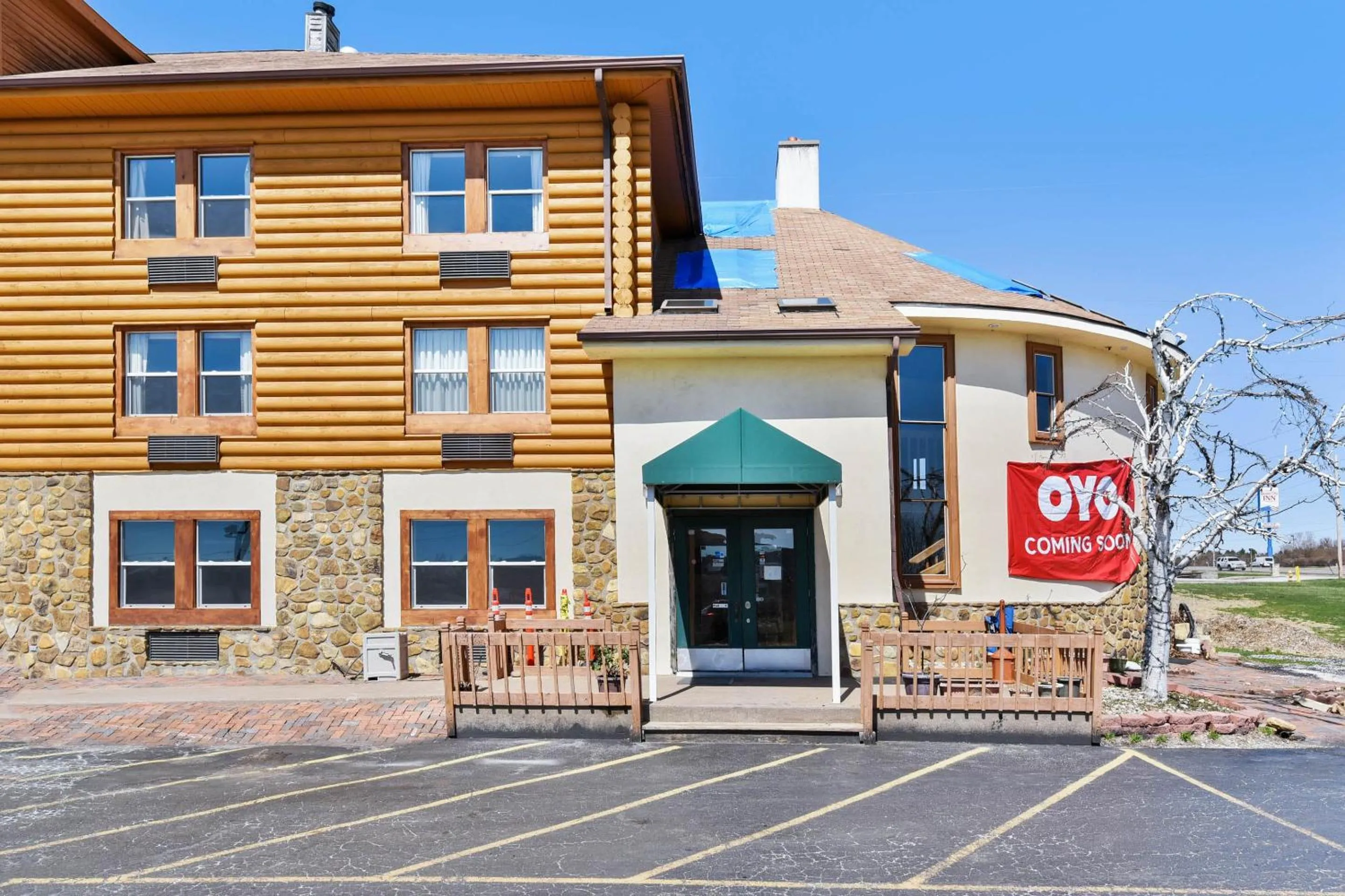Facade/entrance in Casa Loma Inn & Suites by OYO Davenport IA near I-80
