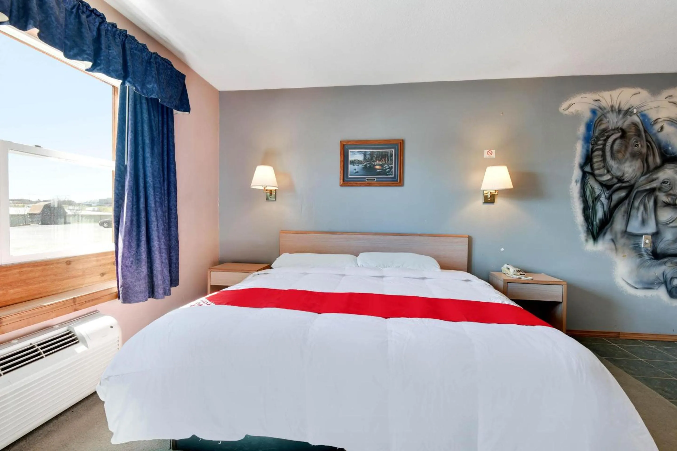 Bedroom in Casa Loma Inn & Suites by OYO Davenport IA near I-80