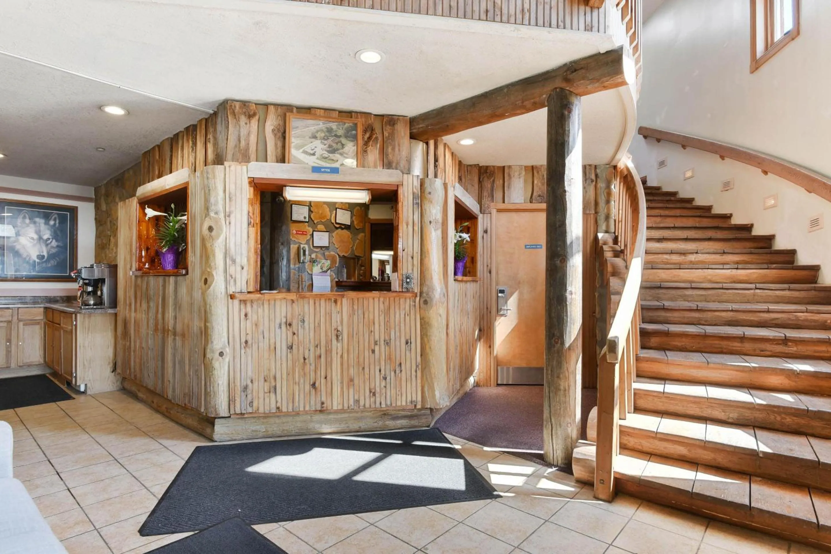 Lobby or reception in Casa Loma Inn & Suites by OYO Davenport IA near I-80