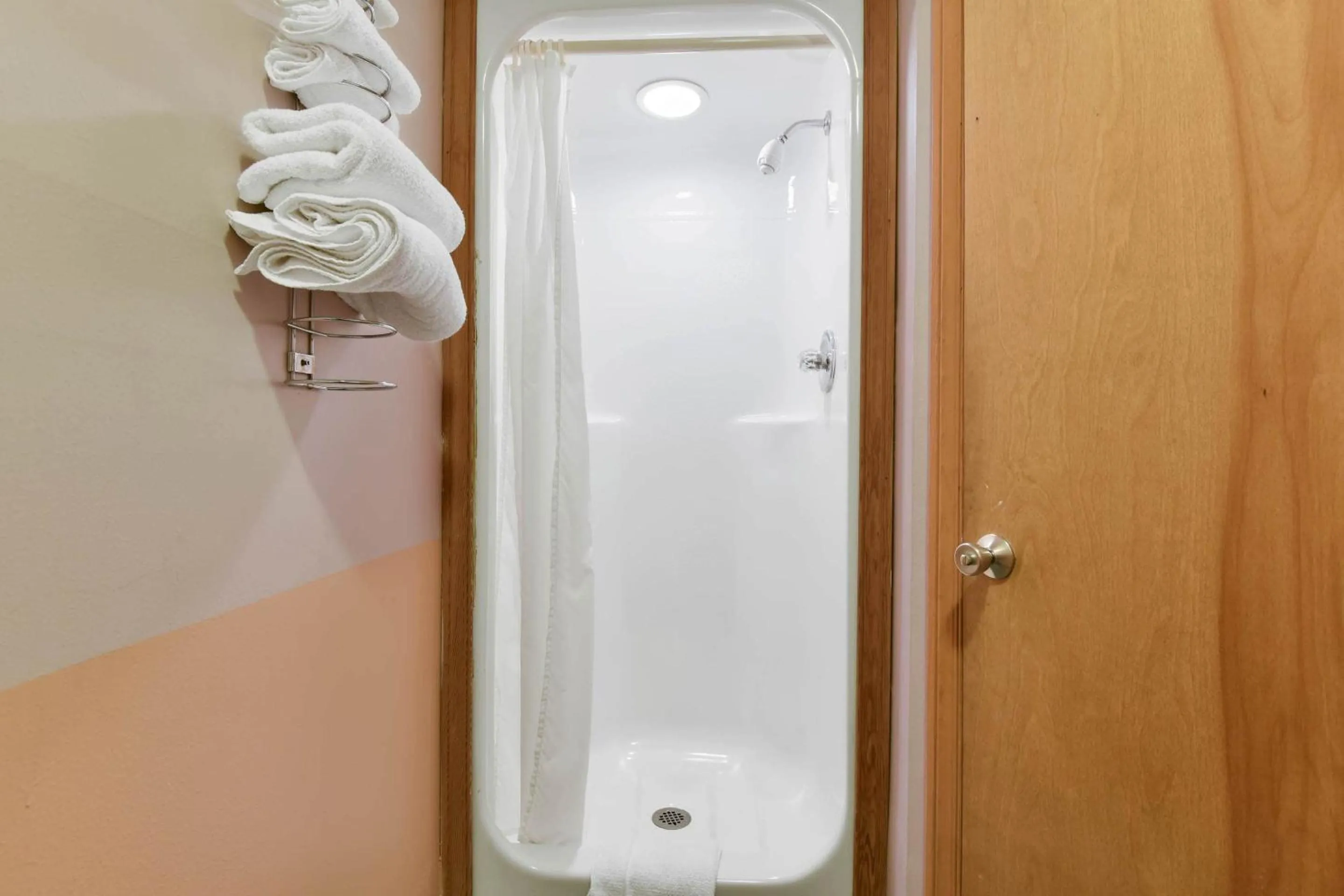 Bathroom in Casa Loma Inn & Suites by OYO Davenport IA near I-80