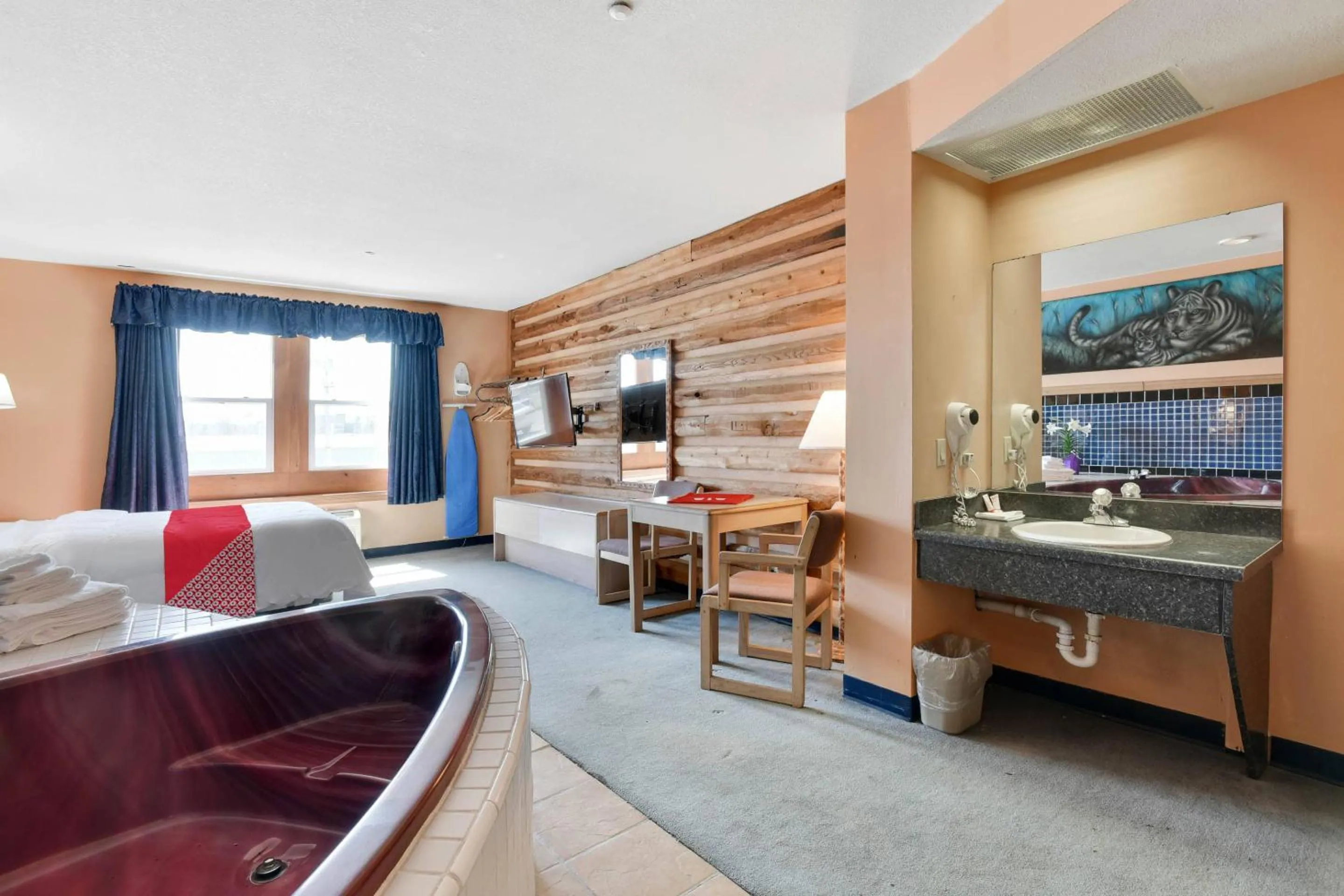 Bedroom in Casa Loma Inn & Suites by OYO Davenport IA near I-80