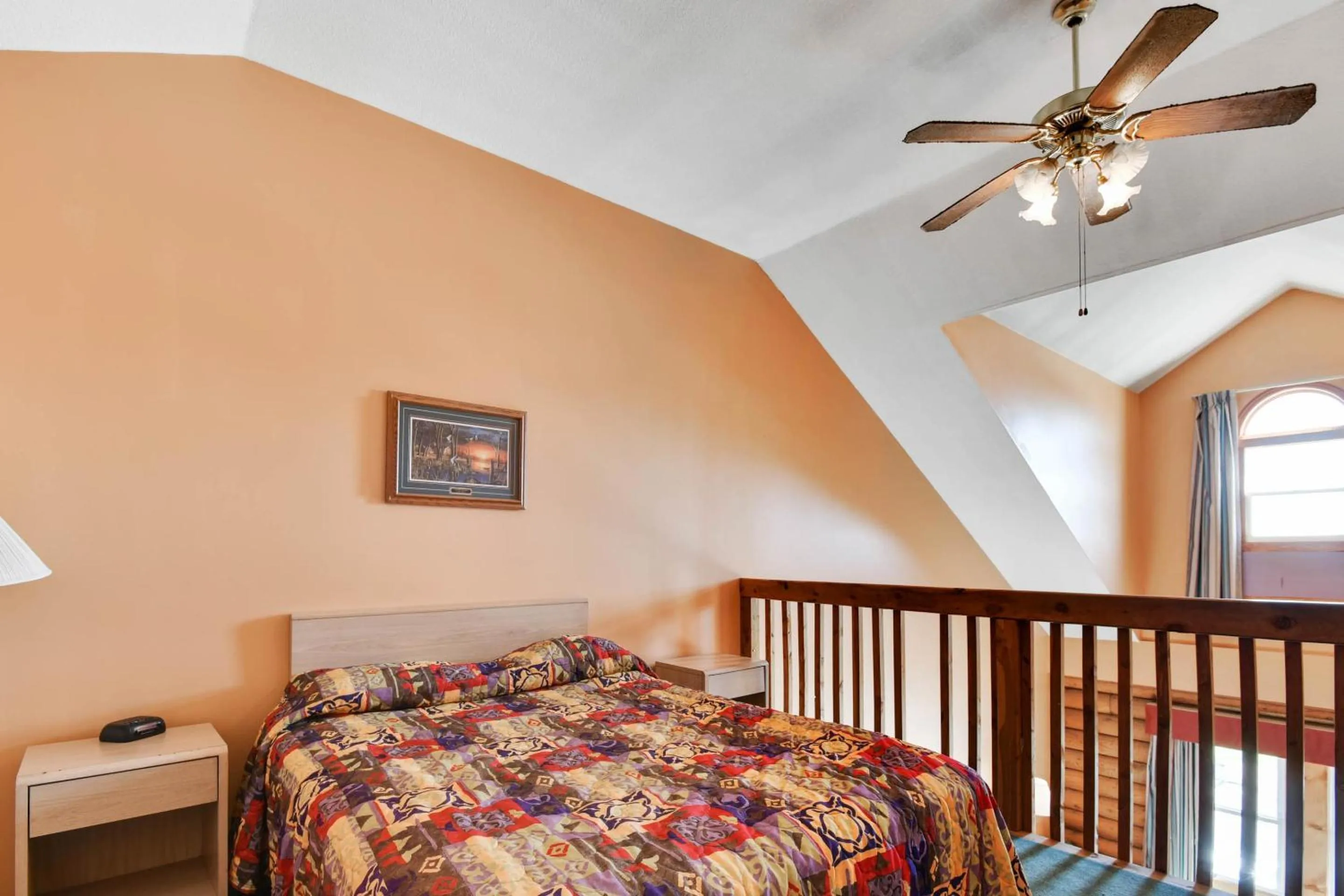 Bedroom in Casa Loma Inn & Suites by OYO Davenport IA near I-80