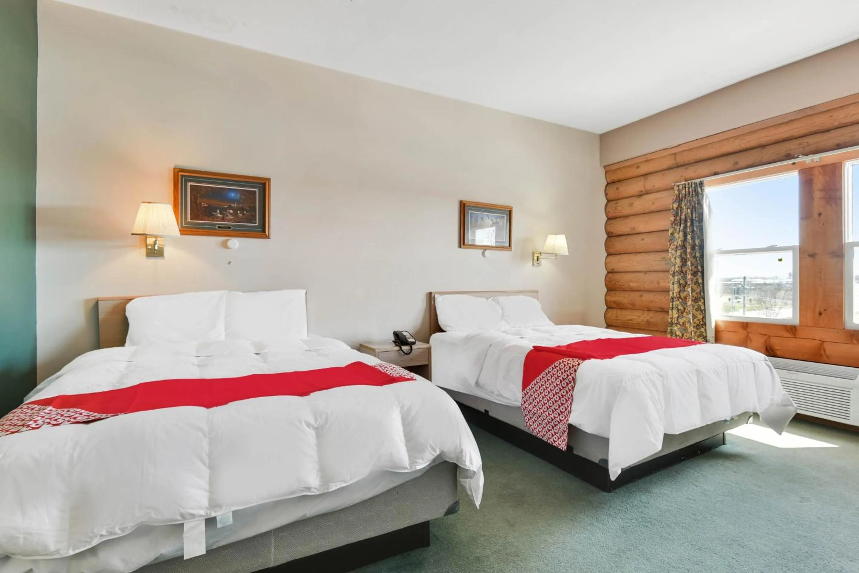 Bedroom in Casa Loma Inn & Suites by OYO Davenport IA near I-80