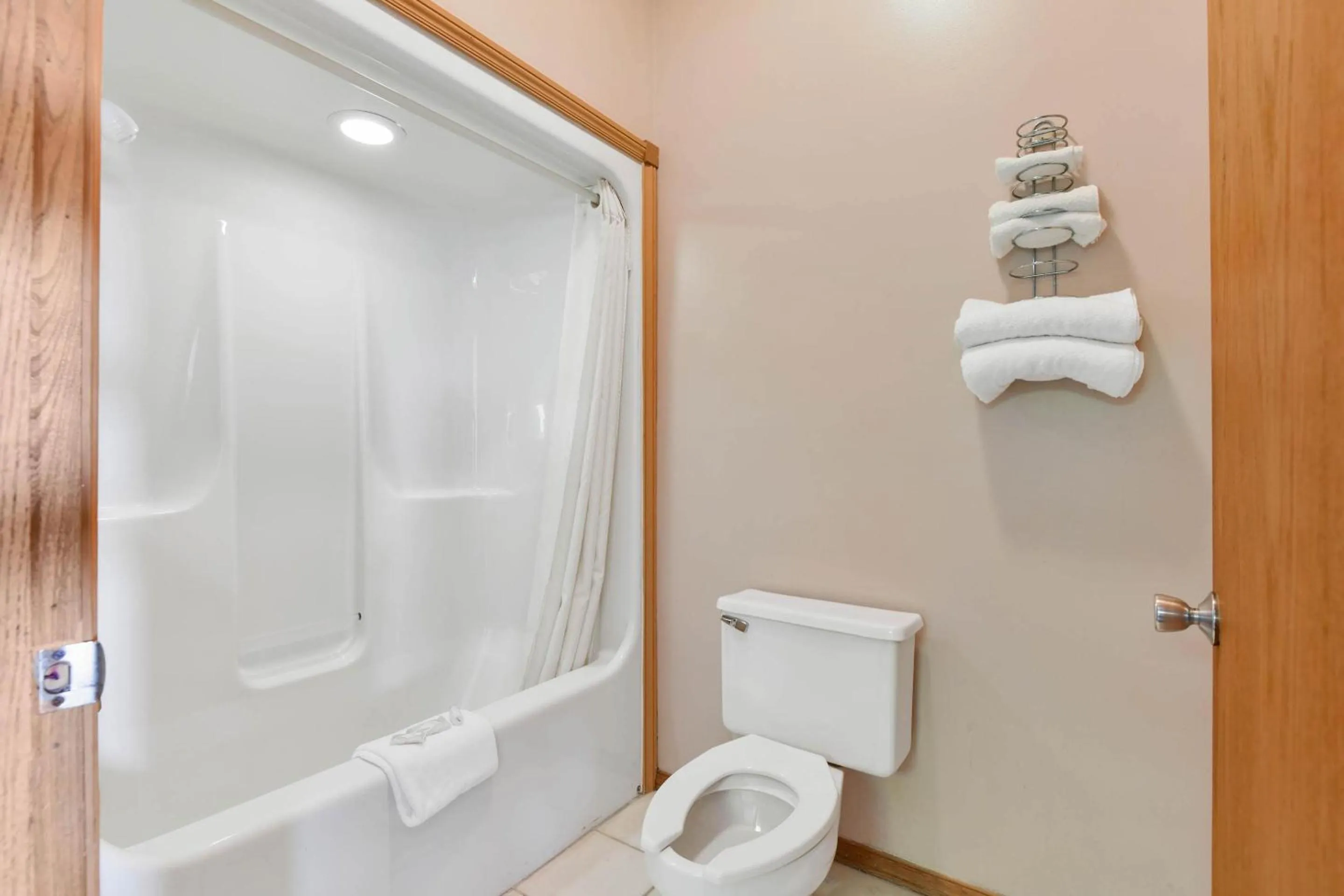 Bathroom in Casa Loma Inn & Suites by OYO Davenport IA near I-80