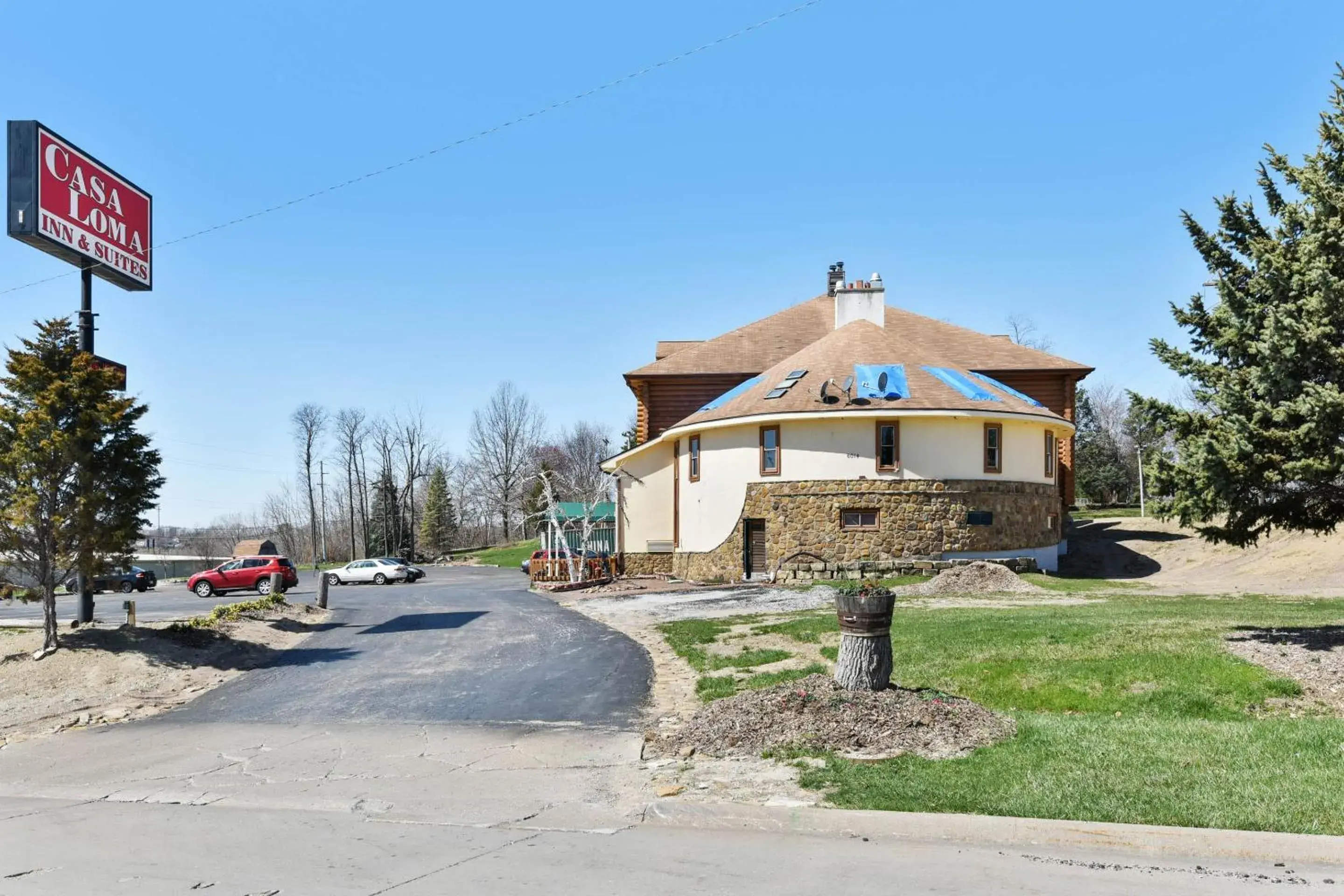 Facade/entrance in Casa Loma Inn & Suites by OYO Davenport IA near I-80 Facade/entrance in Casa Loma Inn & Suites by OYO Davenport IA near I-80