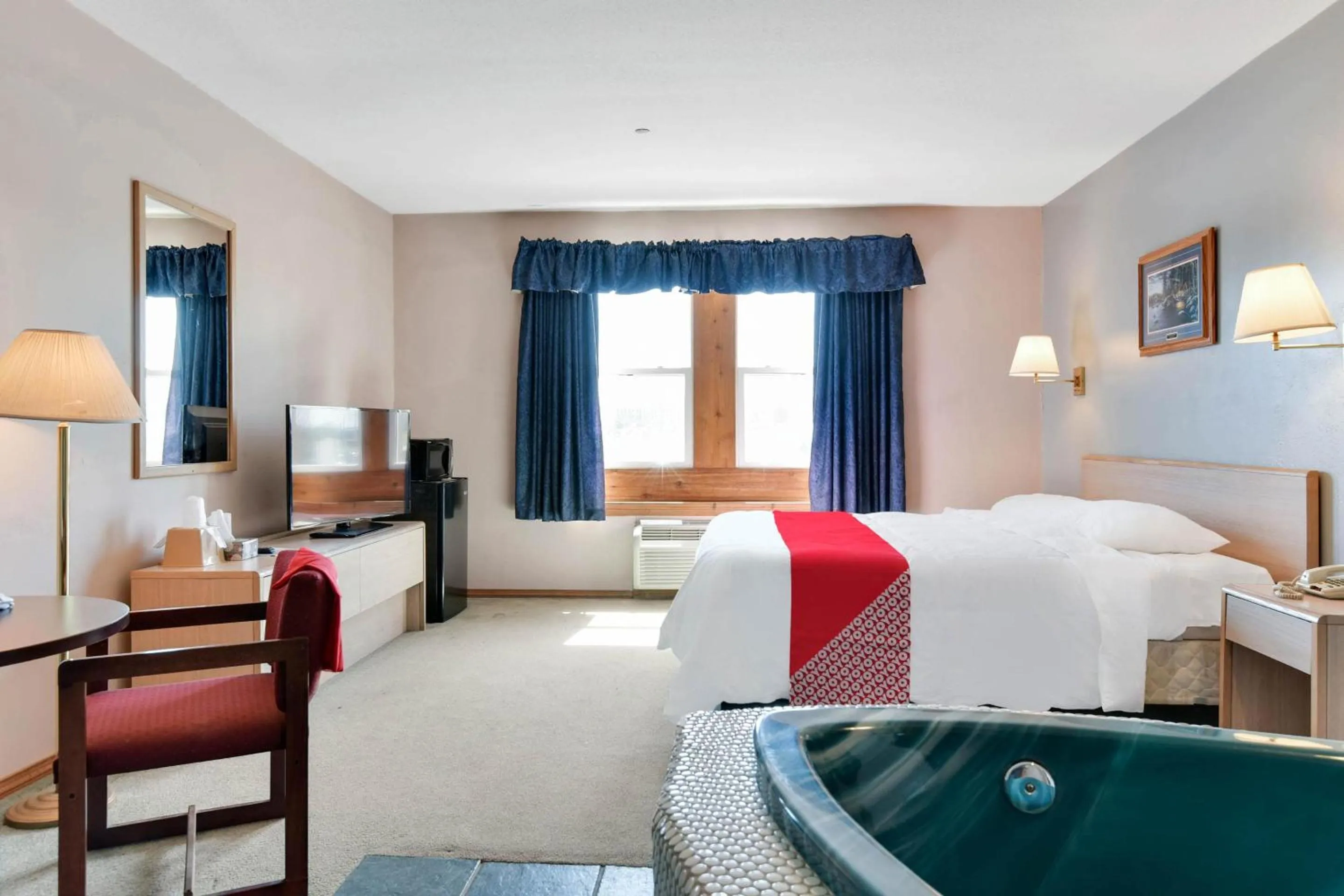 Bedroom in Casa Loma Inn & Suites by OYO Davenport IA near I-80