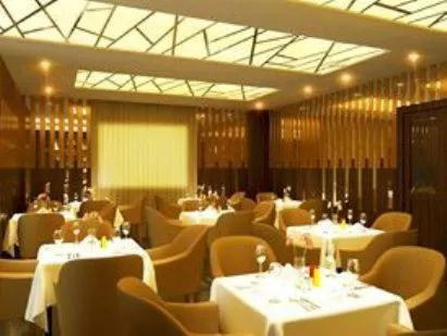 Restaurant/places to eat in Apogee Hotel