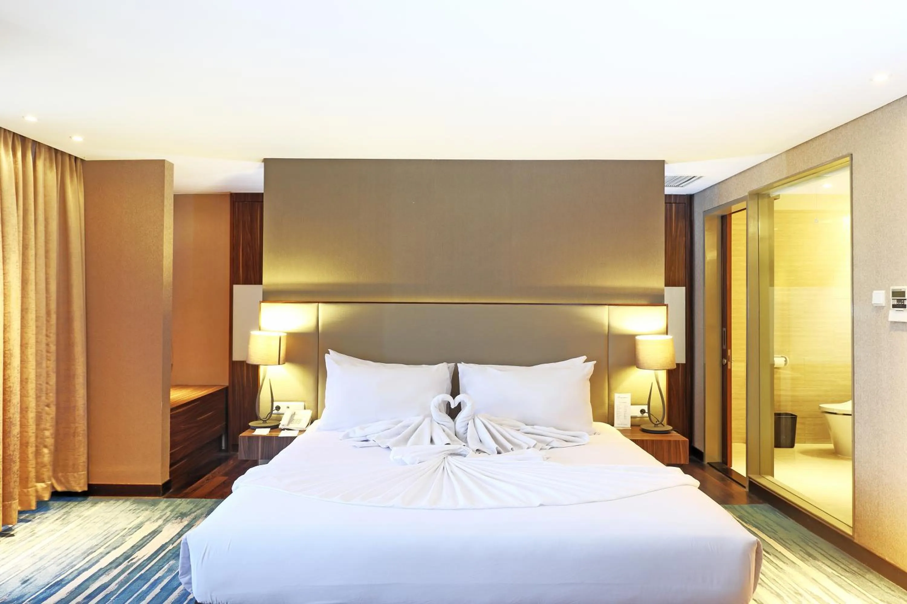 Bedroom, Bed in Swiss-Belhotel Cirebon