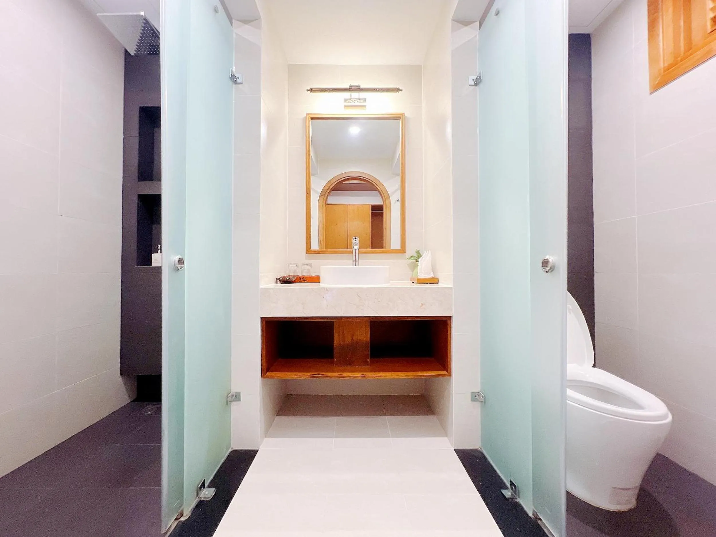 Shower in Aroma Beach Resort and Spa