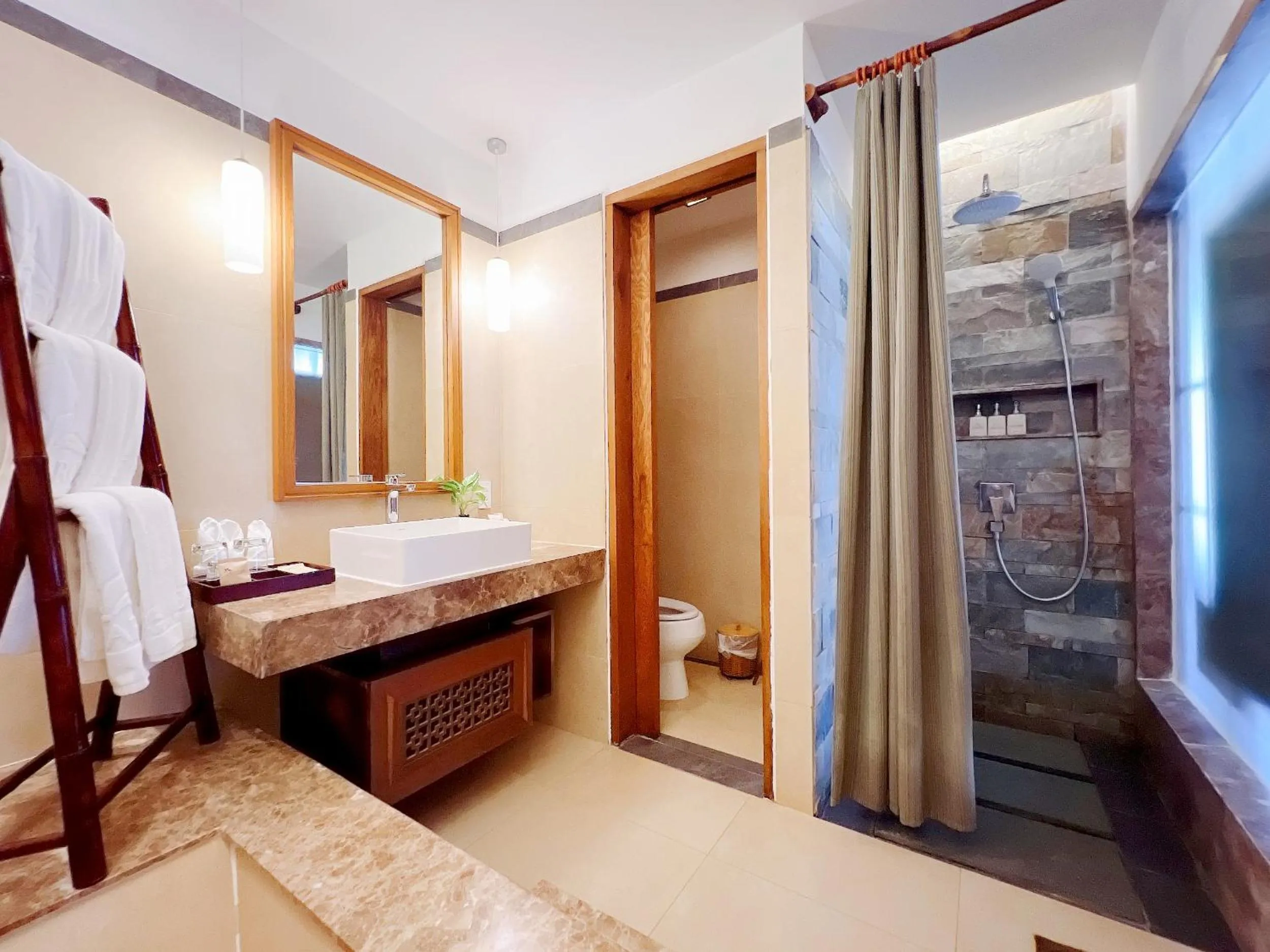 Shower in Aroma Beach Resort and Spa