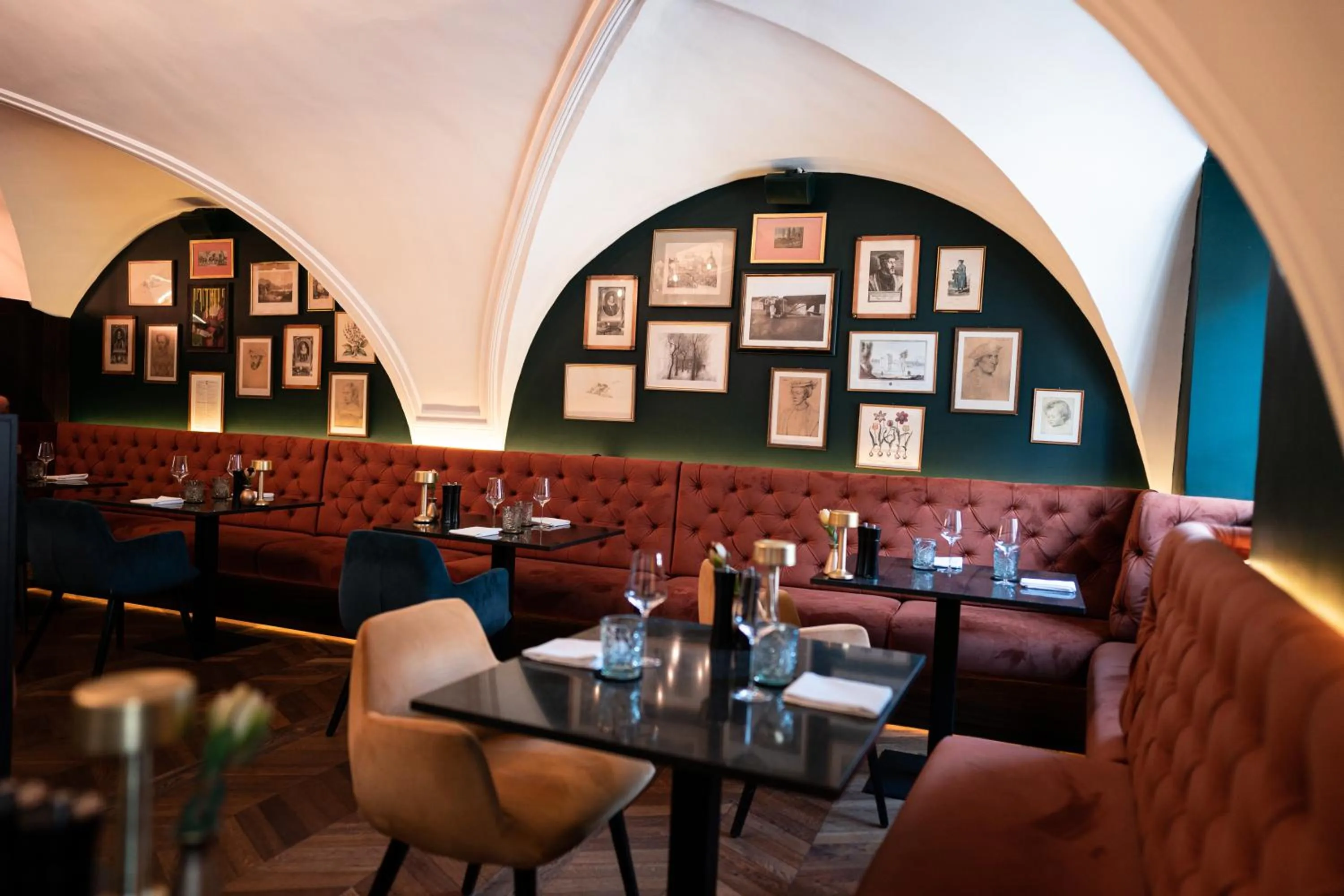 Restaurant/places to eat in Hotel Palais26