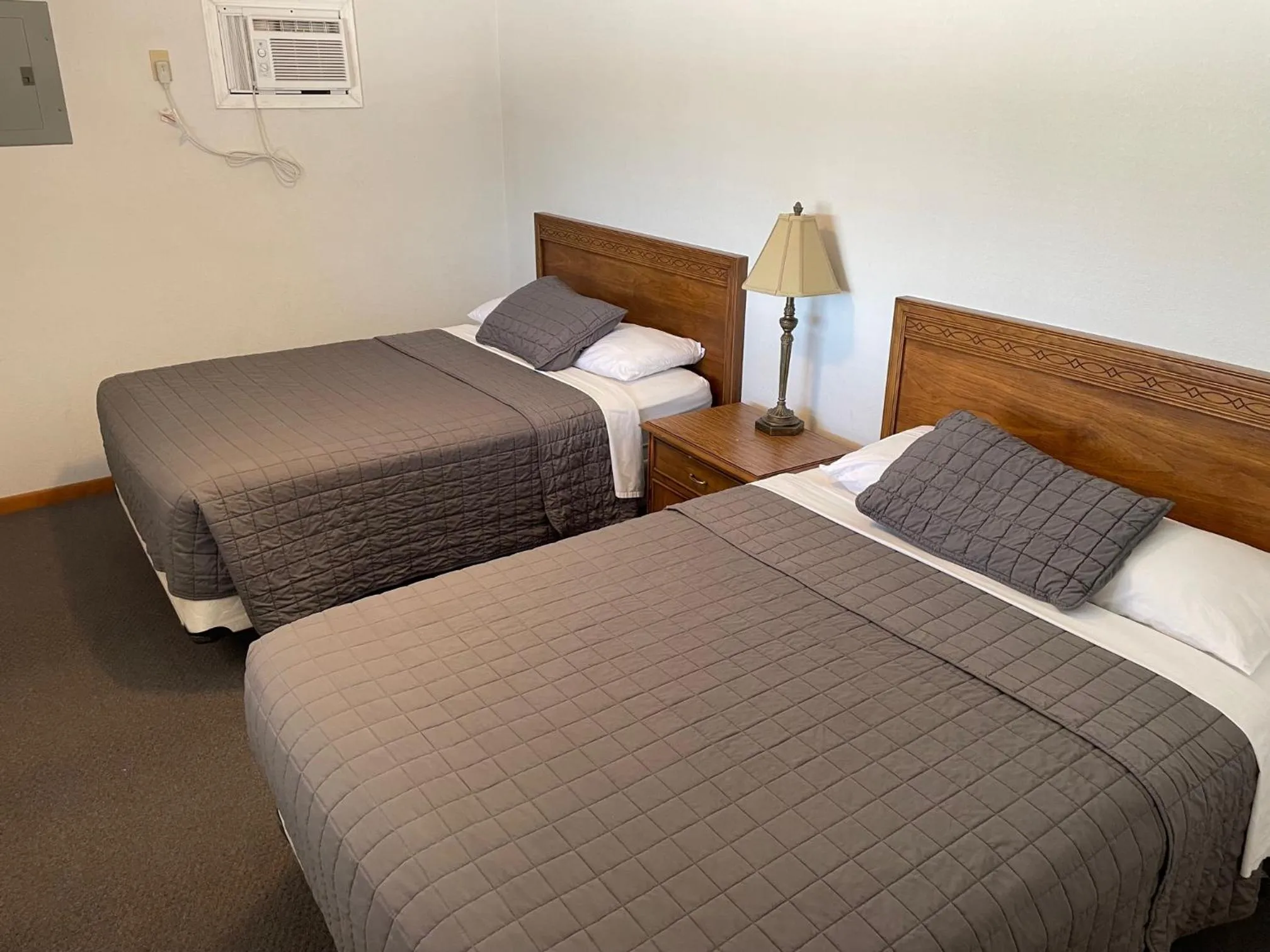 Bed in Rockwood Resort Motel